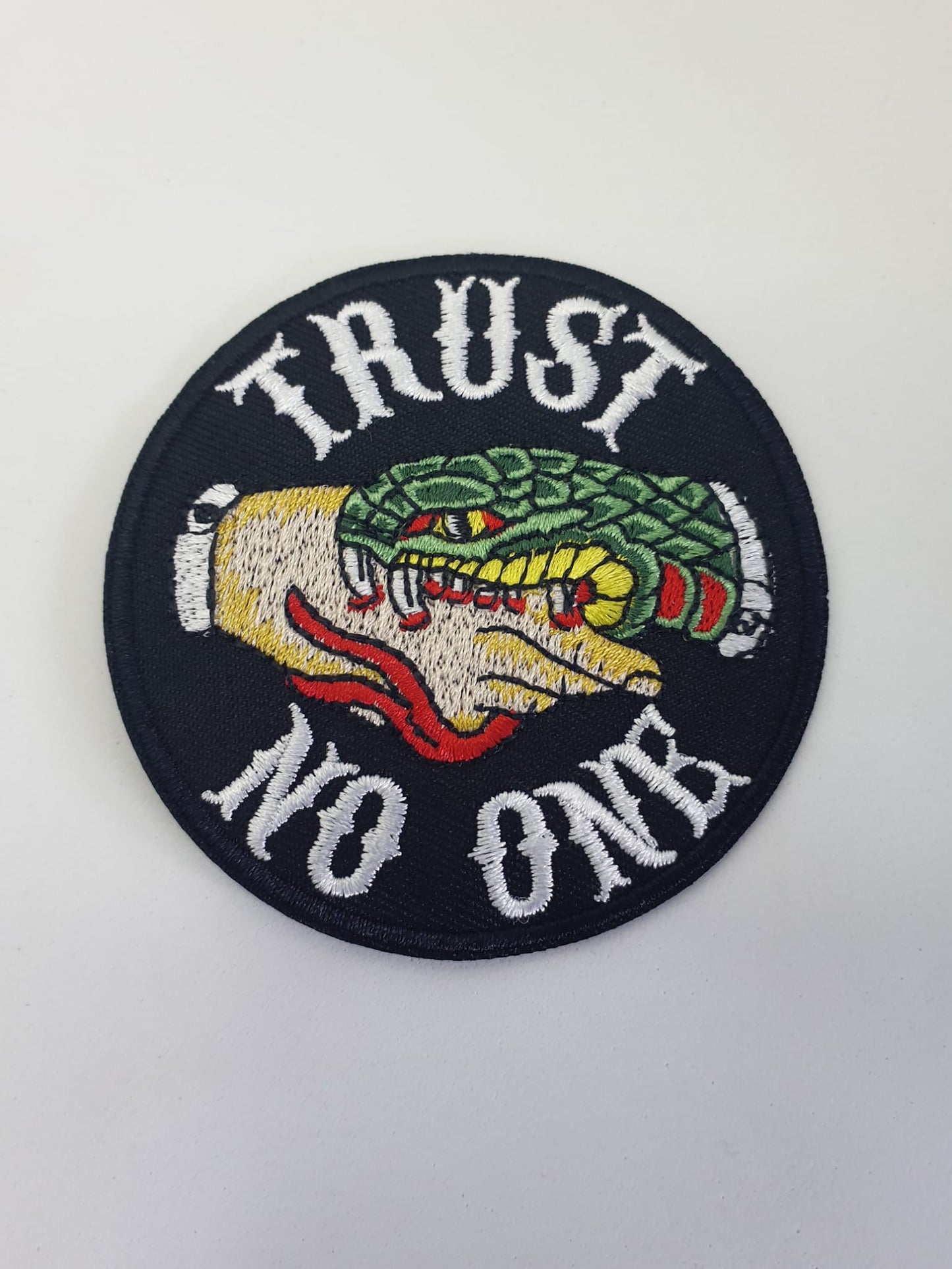 Parche "Trust No One" – Desconfía con Estilo