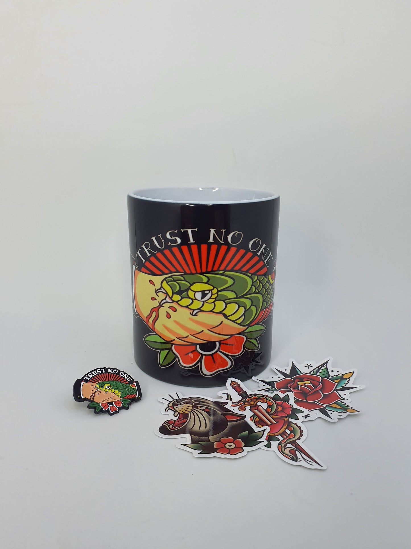 Pack Taza + Pin + Stickers – Serpiente & Mano Old School