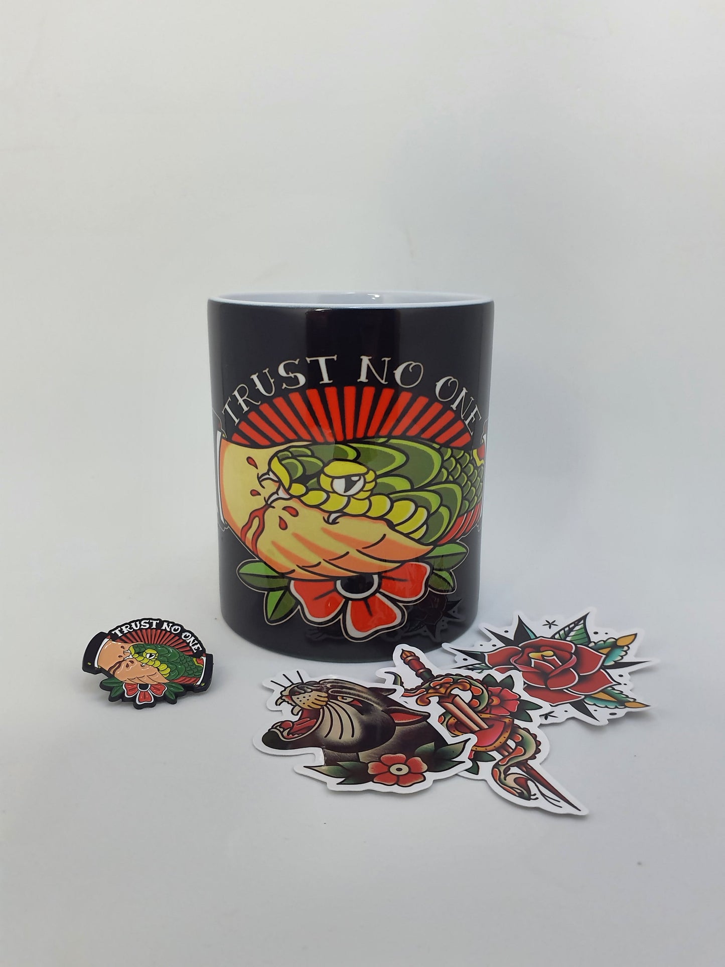 Pack Taza + Pin + Stickers – Serpiente & Mano Old School