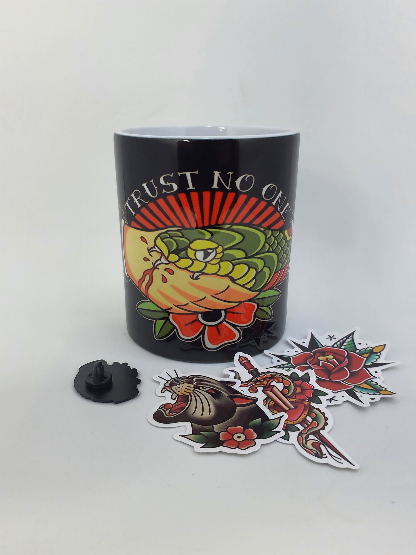 Pack Taza + Pin + Stickers – Serpiente & Mano Old School