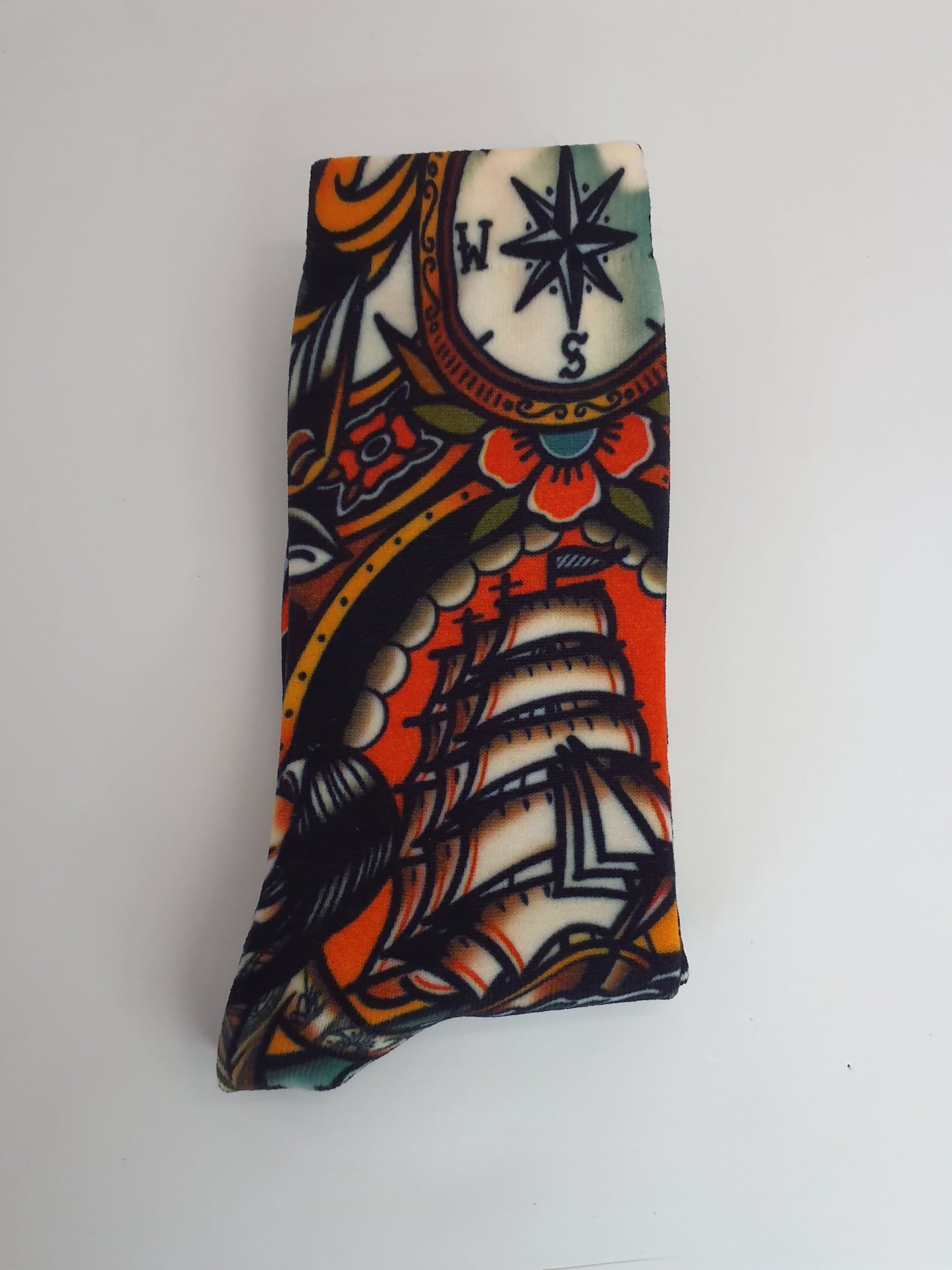 Calcetín doiblado con estampado de tatuajes clásicos y fondo de color brillante