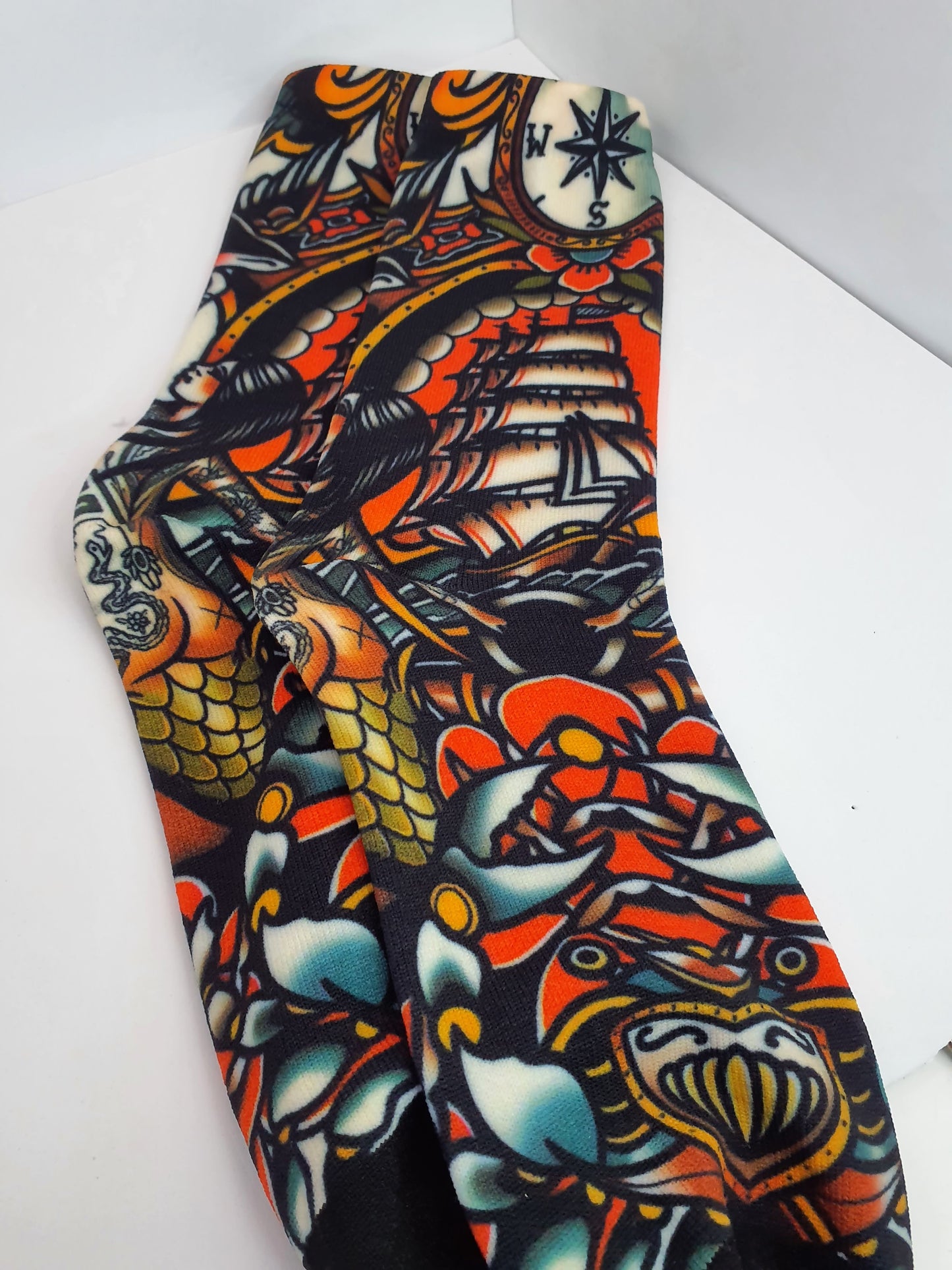 Calcetines estilo old school con diseños de tatuaje tradicional y colores vibrantes