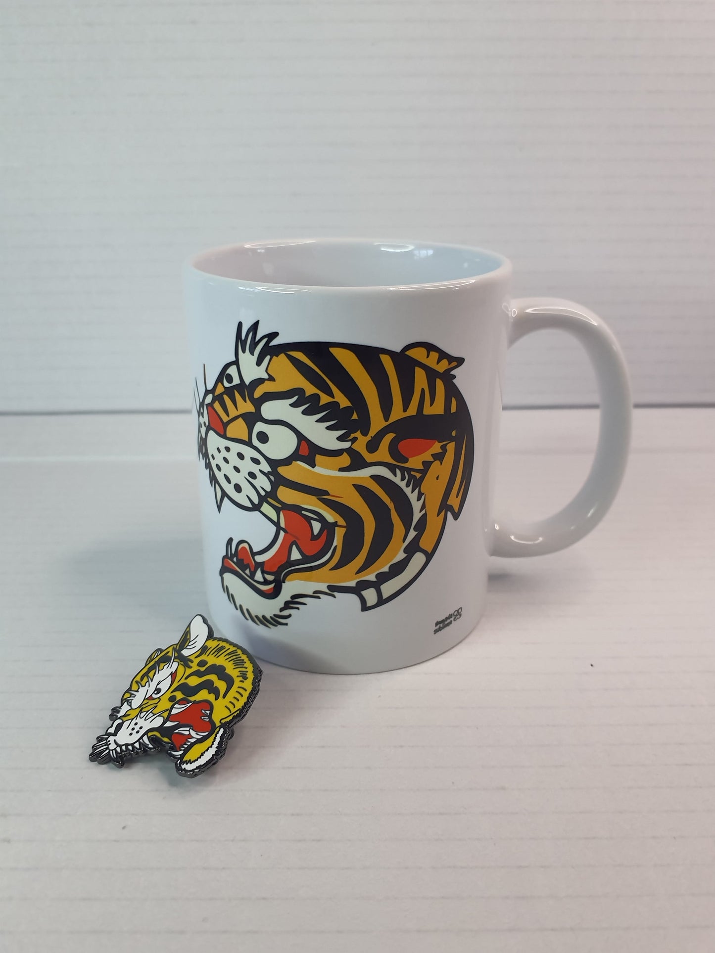 Pack regalo original old school, taza y pin con el mismo diseño tradicional.