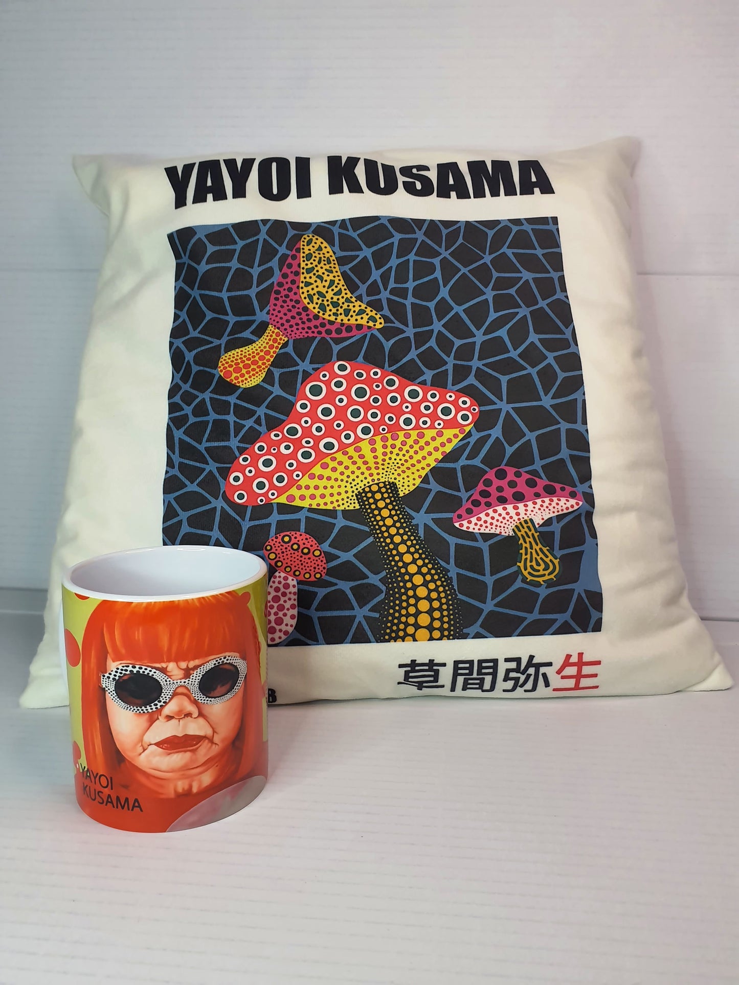 Set cojín y taza con diseño de arte japones yayoi, perfecto para hacer un regalo original.
