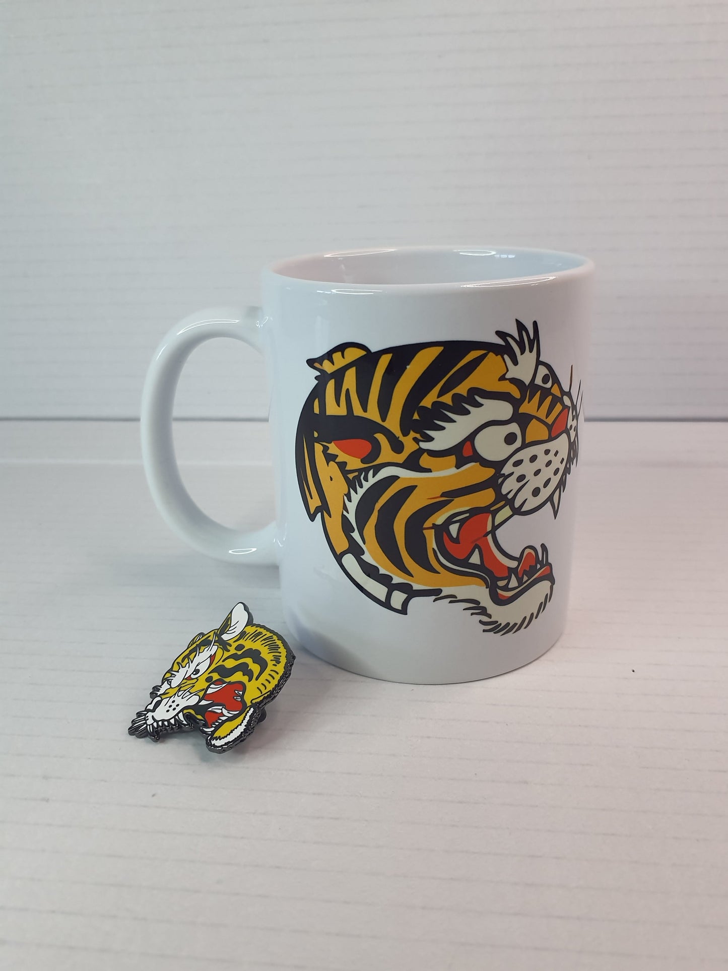 "Conjunto de dos piezas, taza y pin con diseño de tigre estilo old school, perfecto para regalo.