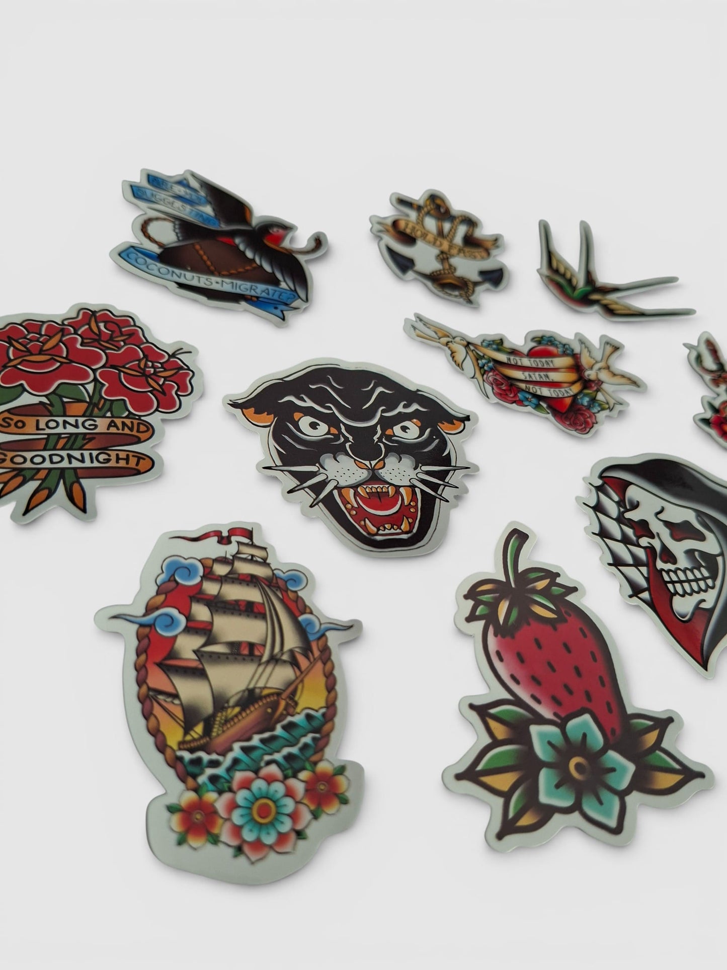 Descubre nuestras pegatinas estilo tatuaje tradicional de la vieja escuela.