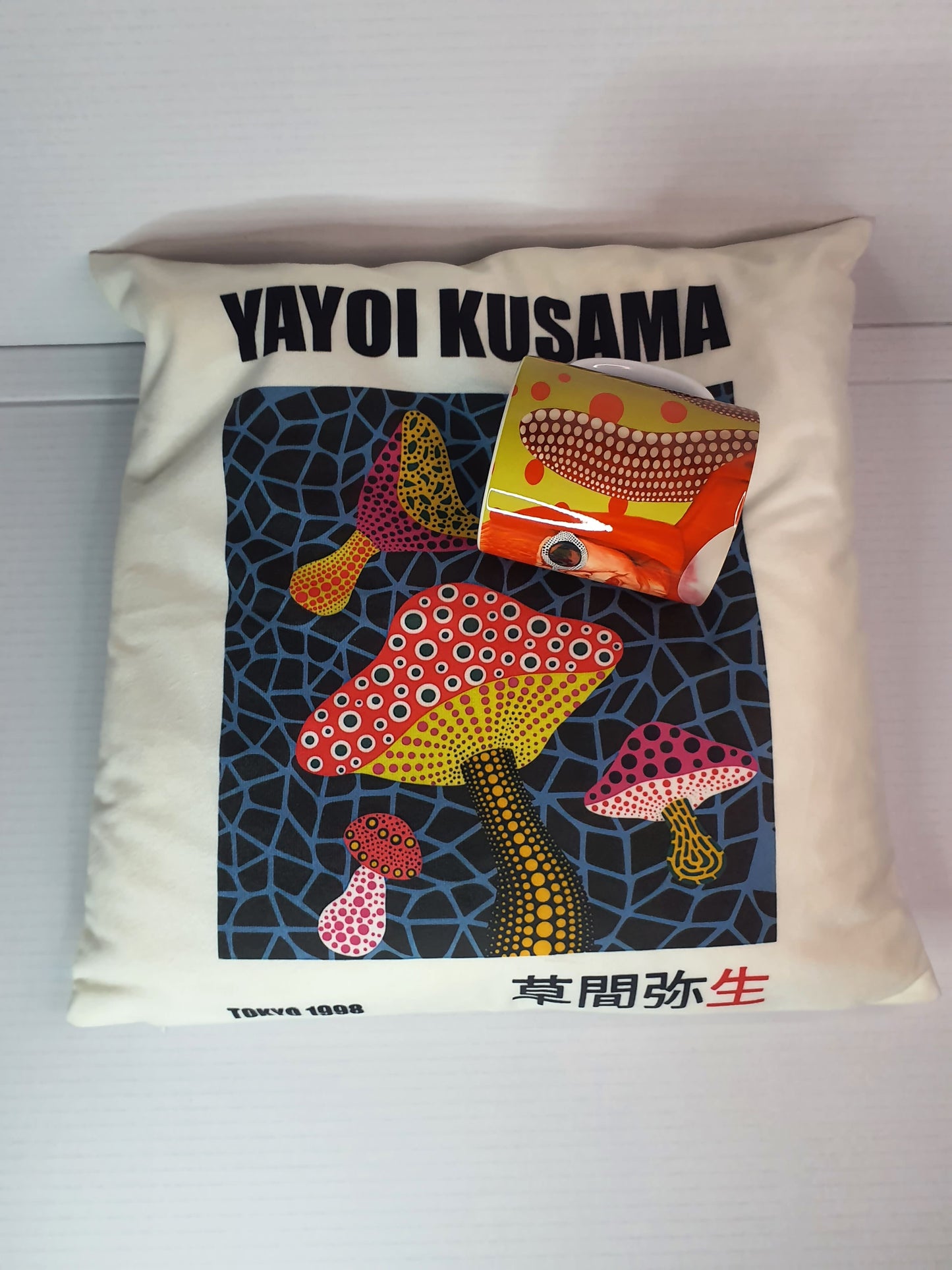 Diseño japones estampado en cojin y taza, regalo original para amantes del arte.