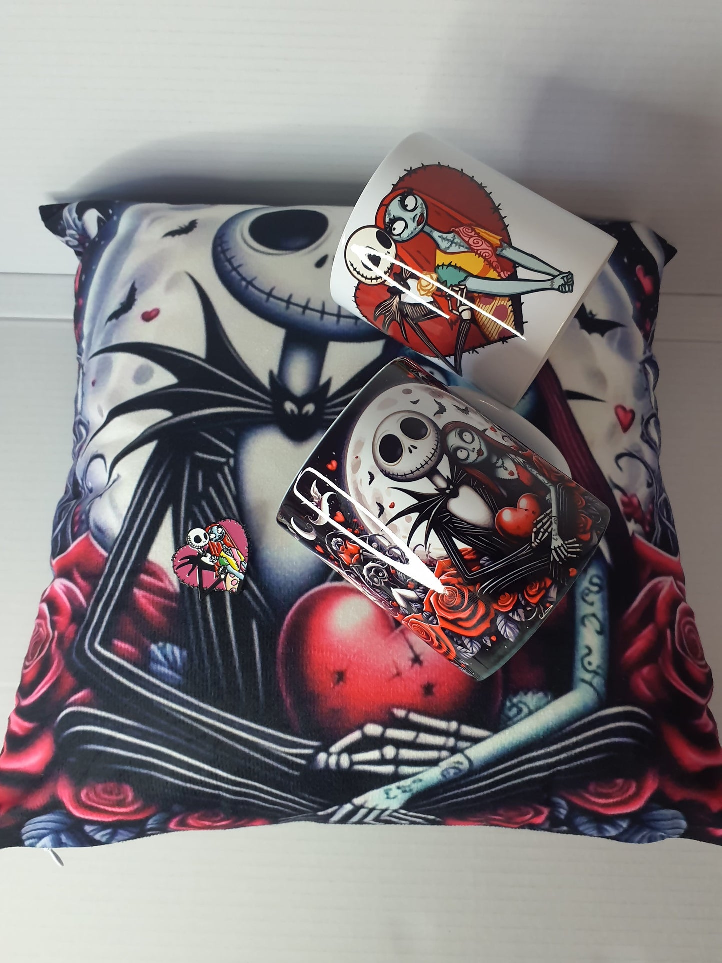 Vista en conjunto del pack completo de pesadilla con cojín, tazas y pin, ideal como regalo alternativo y personalizado.