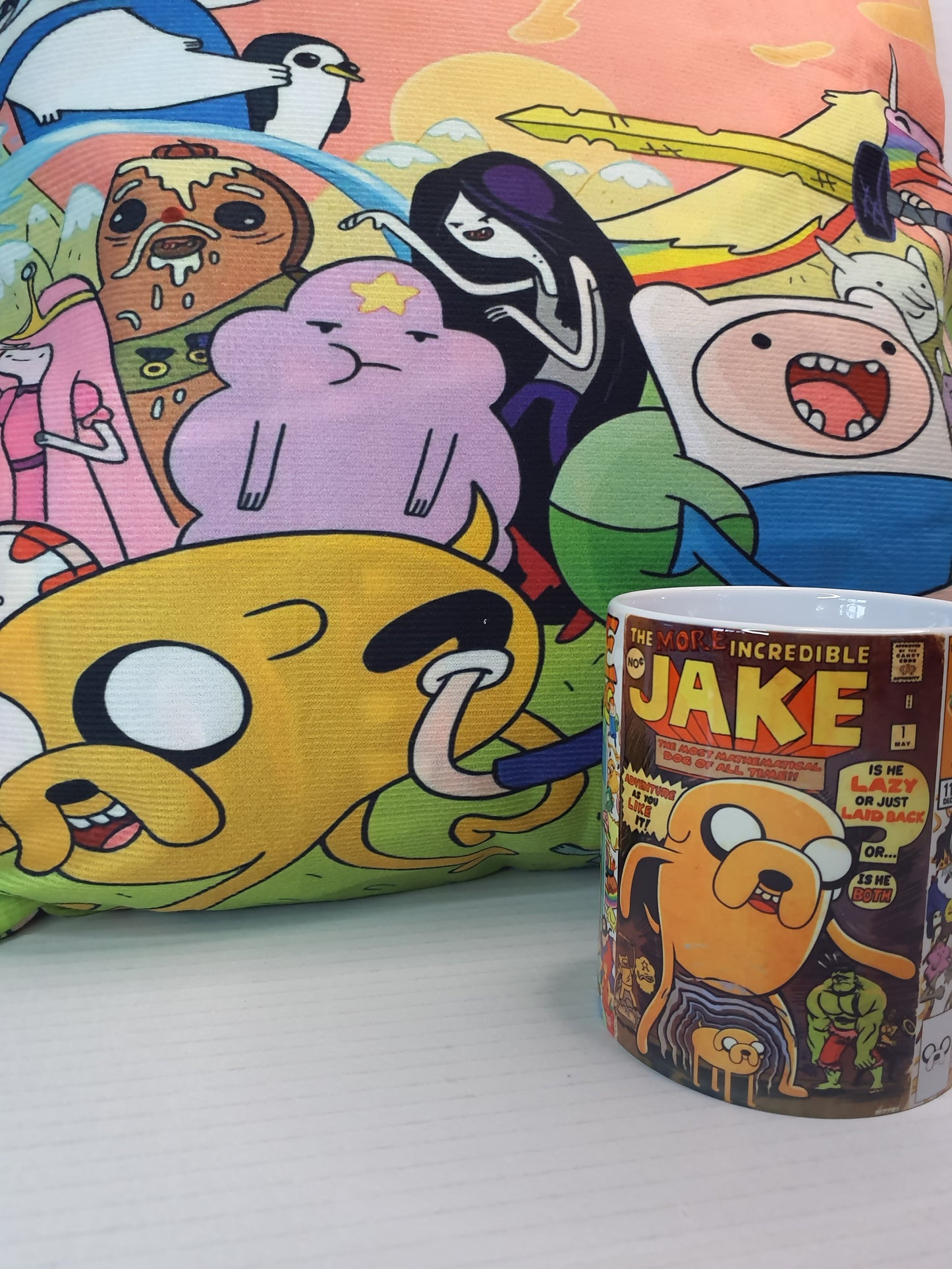 Pack personalizado Almohada + Taza – Inspirado en Aventura jake