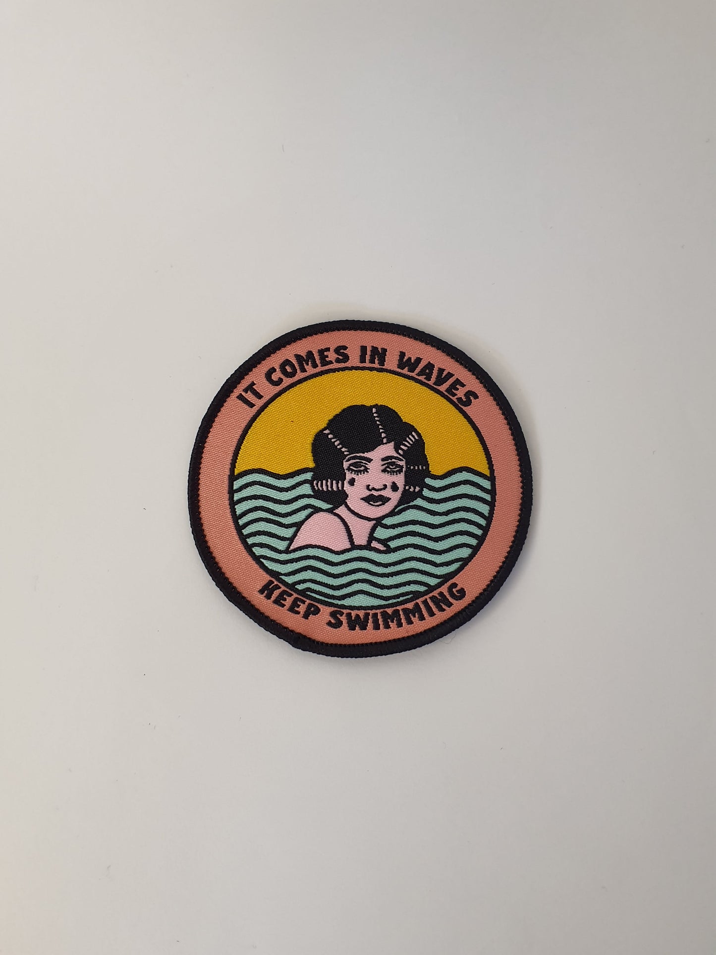 Parche "It Comes in Waves, Keep Swimming" – Siempre con estilo