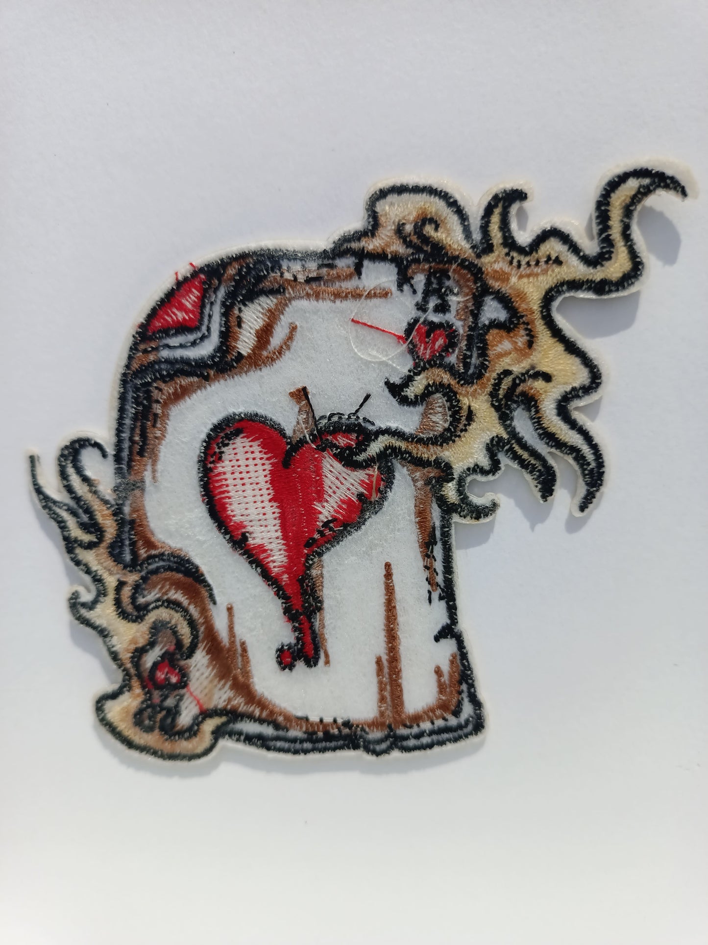 Parte trasera parche decorativo con carta AS de corazónes bordado en estilo tradicional americano.