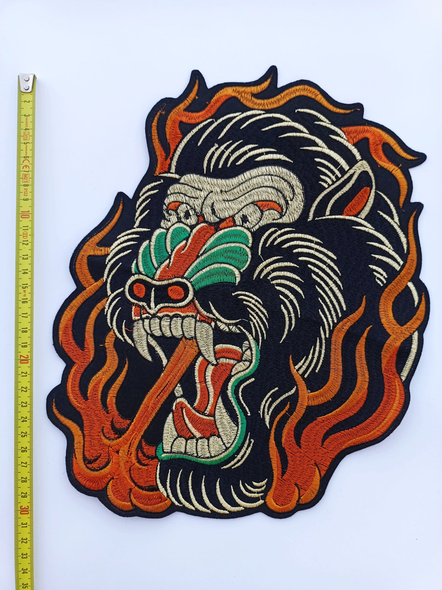 Parche XXL Old School tatto Cabeza de Mono con regla mostrando 30 cm de tamaño.