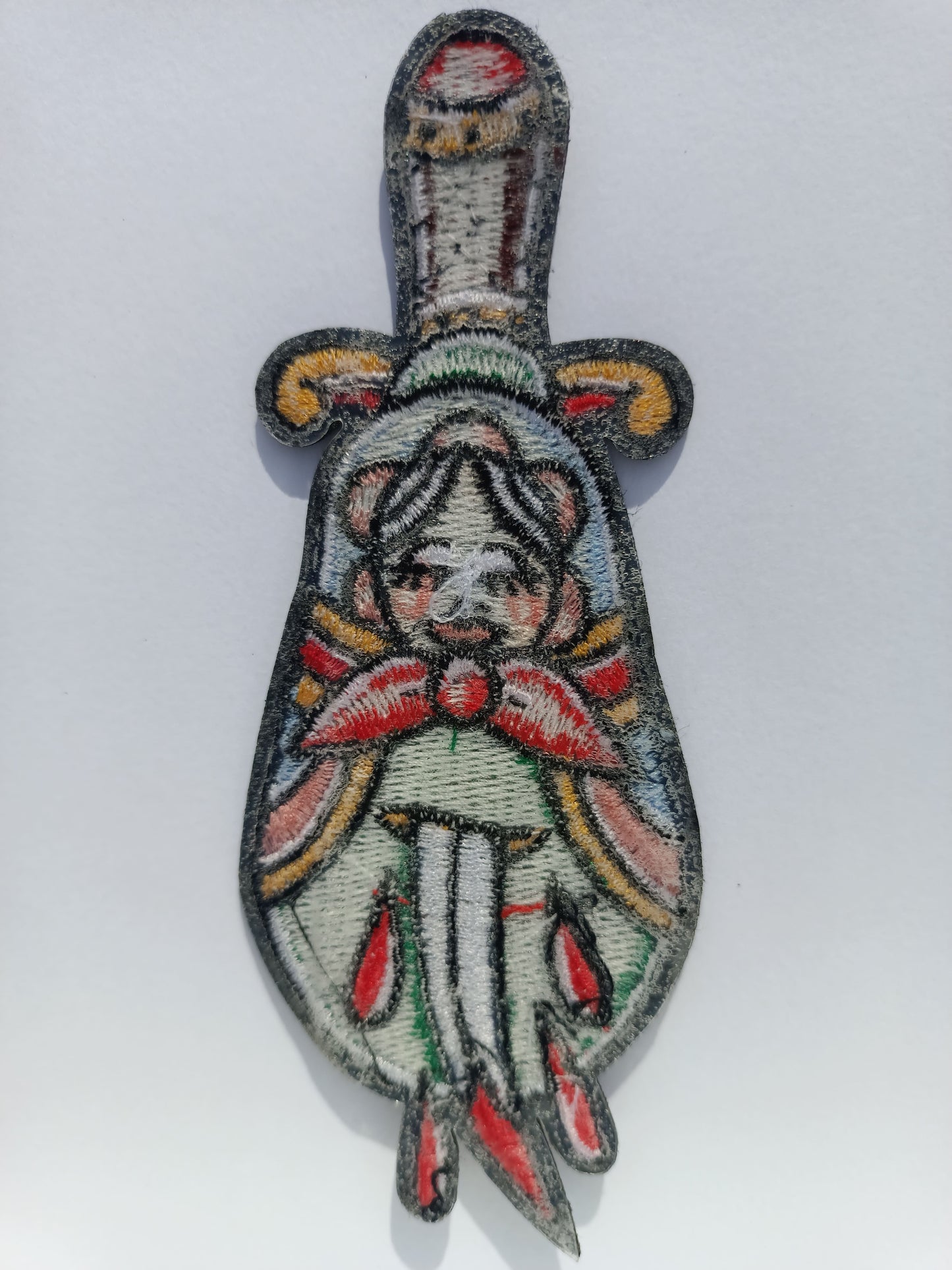 Accesorio tattoo tradicional bordado con diseño de catwuška y daga, ideal como regalo para amantes del tattoo.