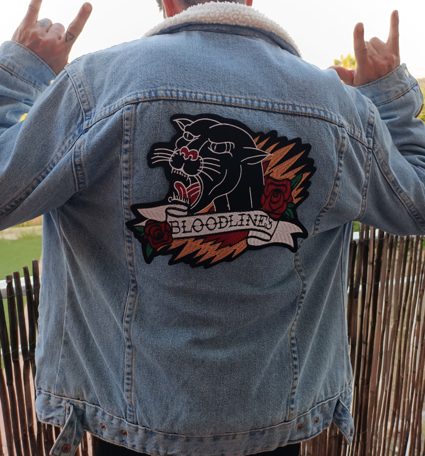 Parche XXL estilo old school, pantera y rosas "BLOODLINE" cosido en chaqueta para un look retro y llamativo.