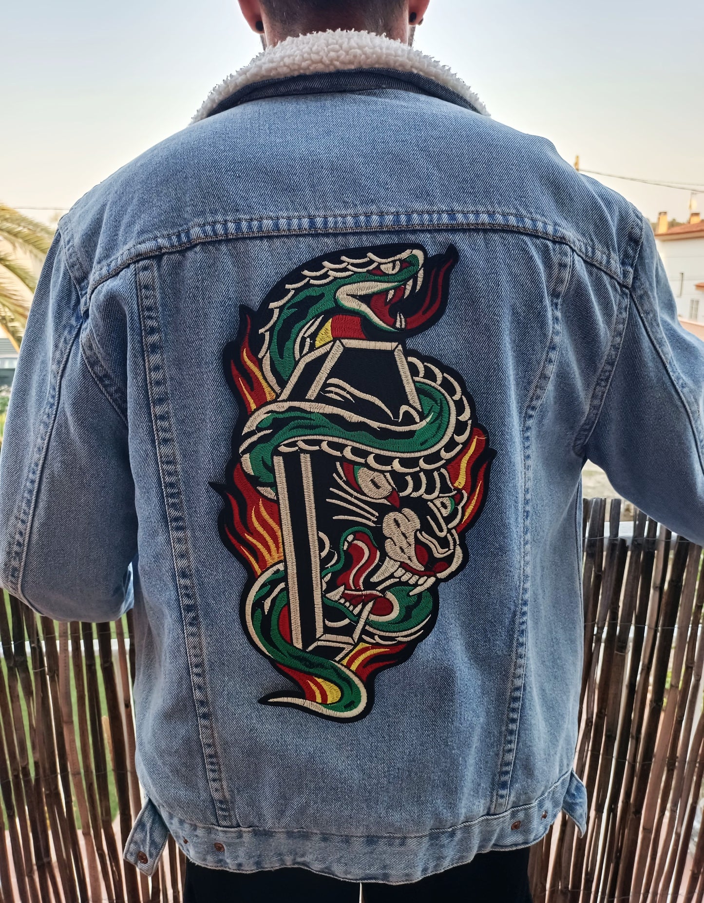 Parche XXL estilo old school con diseño de serpiente y pantera, cosido en chaqueta para un look vintage ochentero.