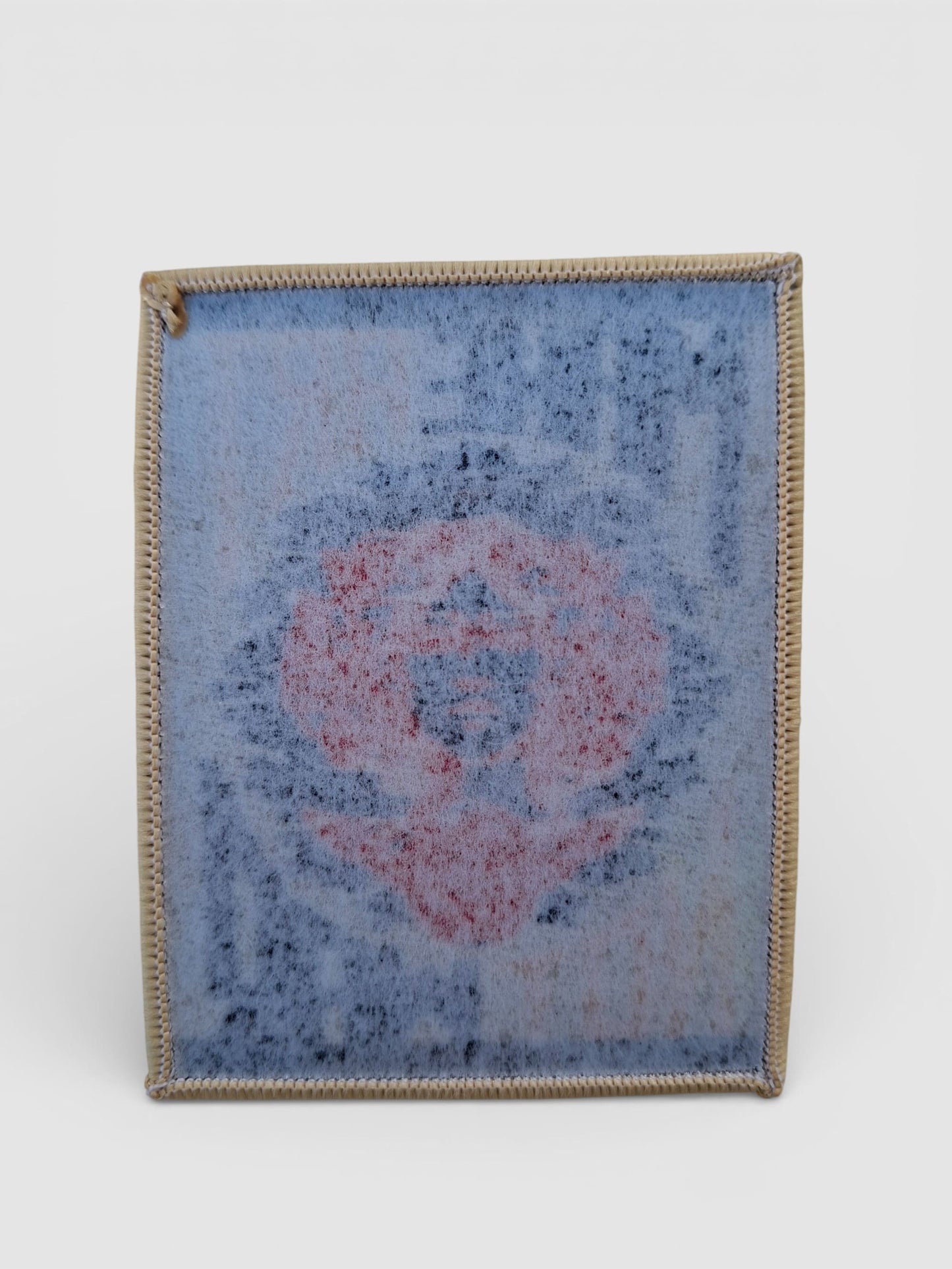 Parte trasera parche para chaqueta con diseño tradicional de tatuaje “MAKE ART NOT WAR” en rojo y negro, acabados de alta calidad.