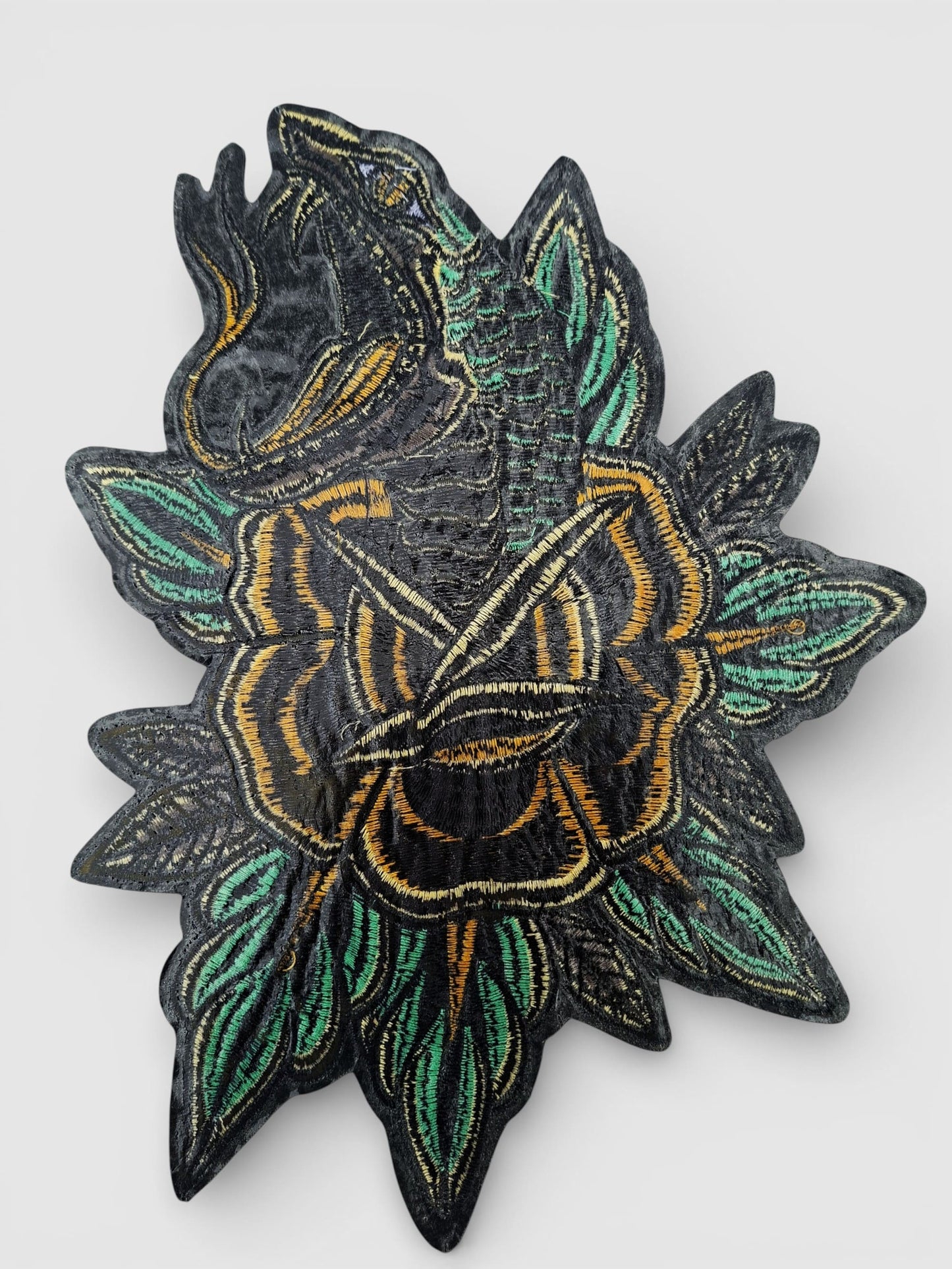 Parte trasera parche tattoo tradicional XXL con rosa y serpiente bordada.