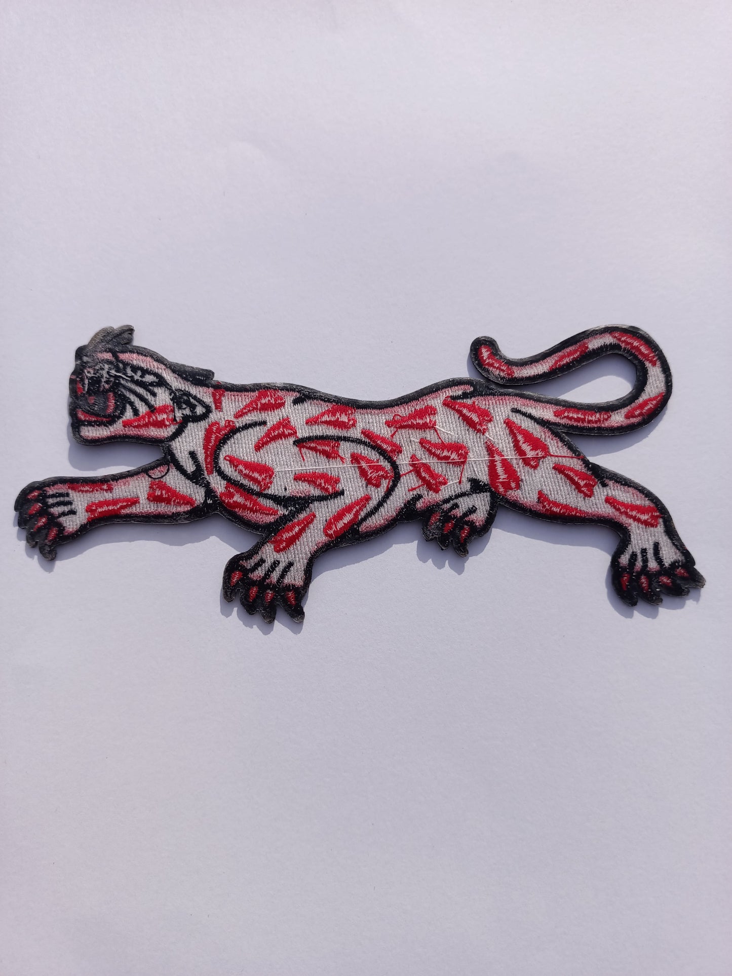 Parche parte trasera pantera tradicional, diseño tattoo old school. Pantera con corazones.