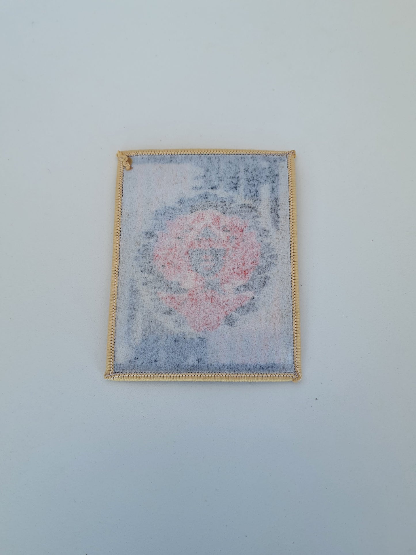 Parte trasera parche para chaqueta con diseño tradicional de tatuaje, letras “MAKE ART NOT WAR” en rojo y negro, acabado de alta calidad.