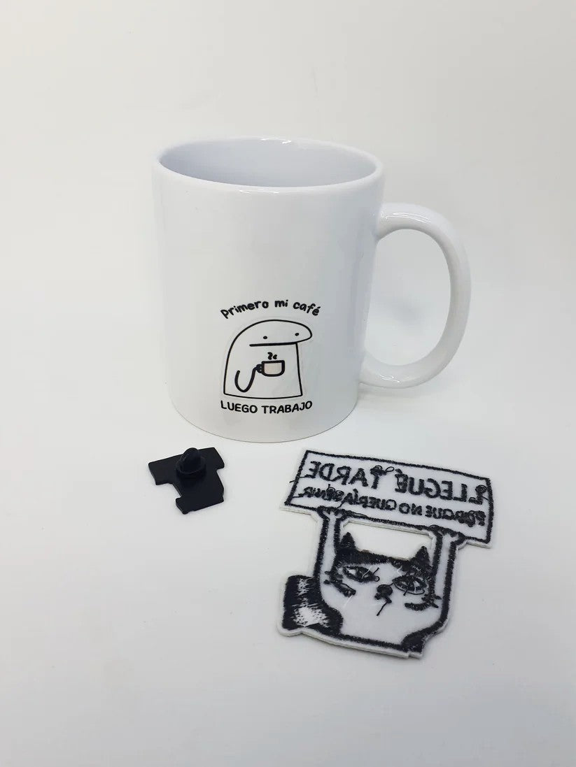 Parte trasera "Pack de taza, pin y parche con diseño de gato sosteniendo un cartel que dice 'Llegué tarde porque no quería venir'."