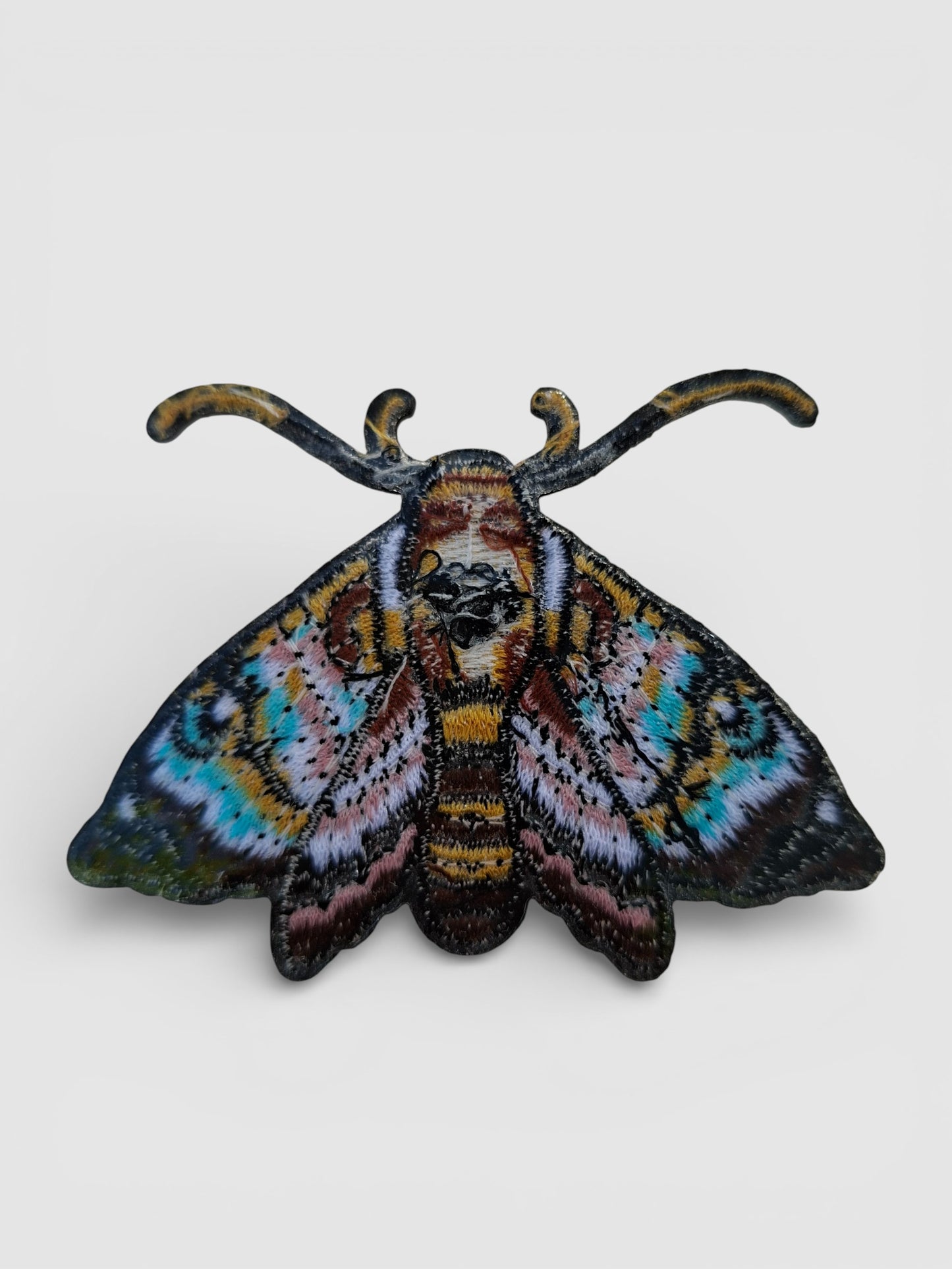 Parche polilla estilo tattoo. Parte de atrás, pegamento de fácil planchado. Perfecto para cualquier prenda.