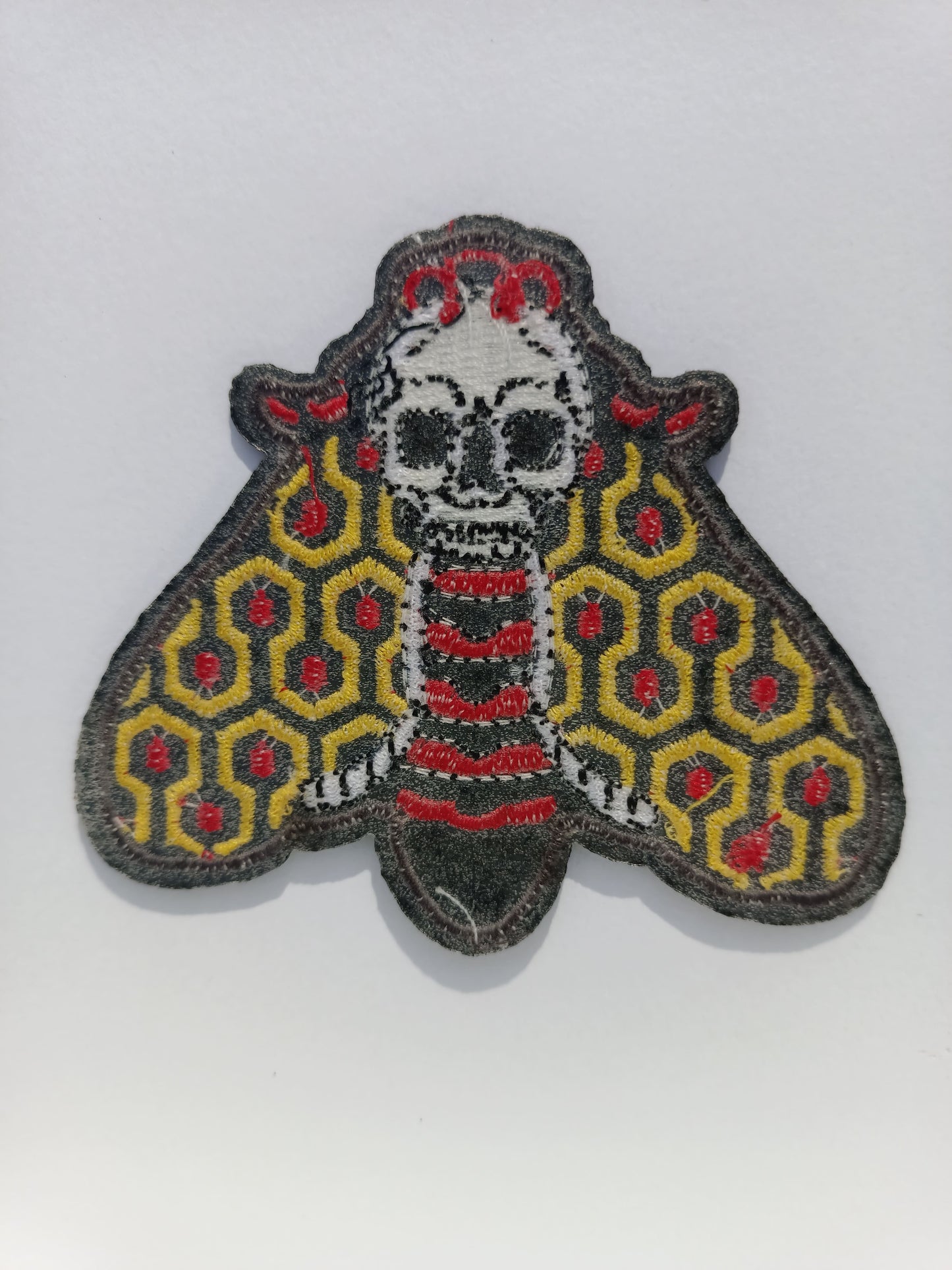 Parte trasera parche de tela con polilla detallada en tonos old school, ideal para chaquetas, mochilas o gorras.