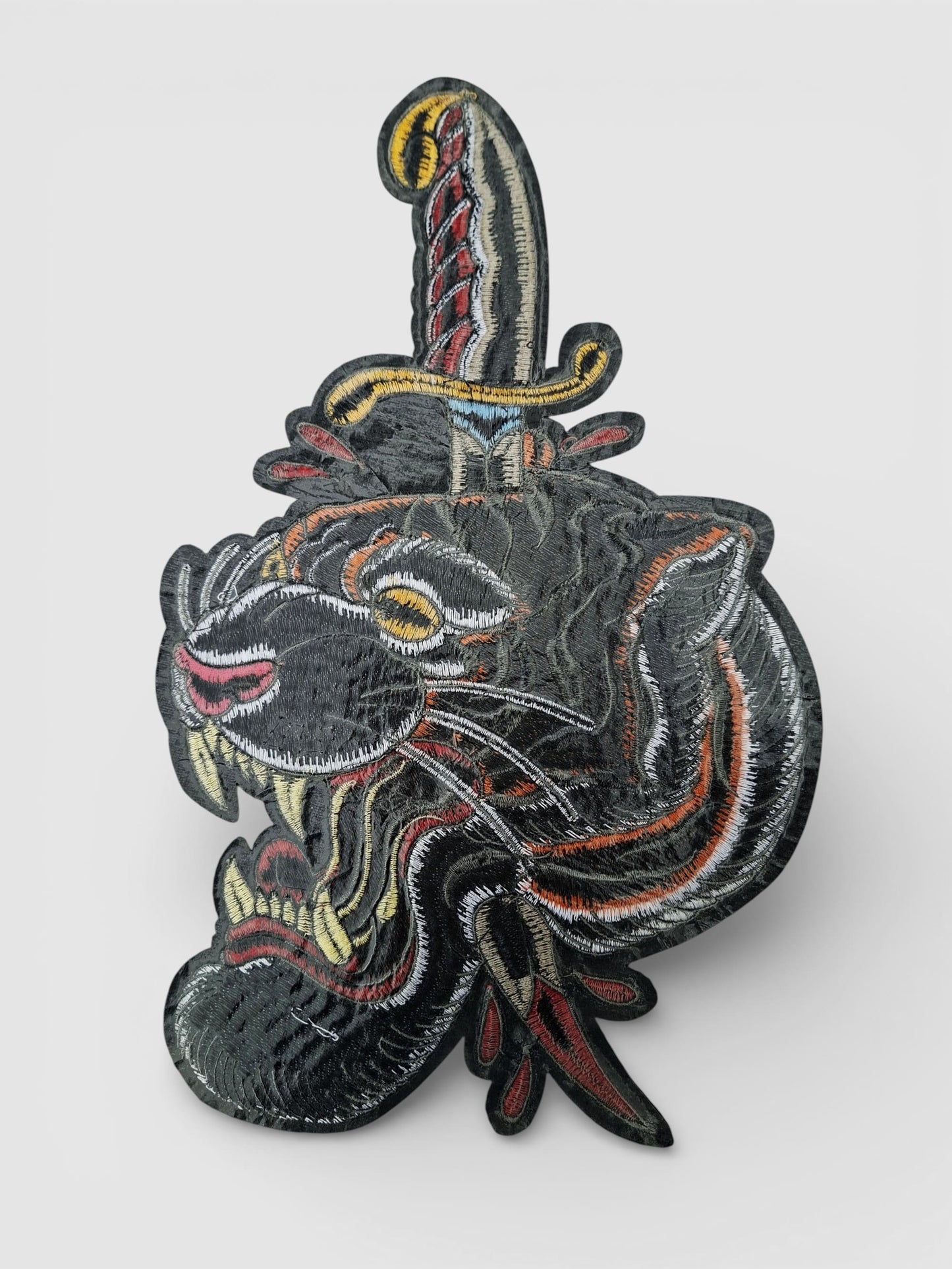 Parte trasera parche tattoo tradicional XXL con tigre y daga bordados fondo negro