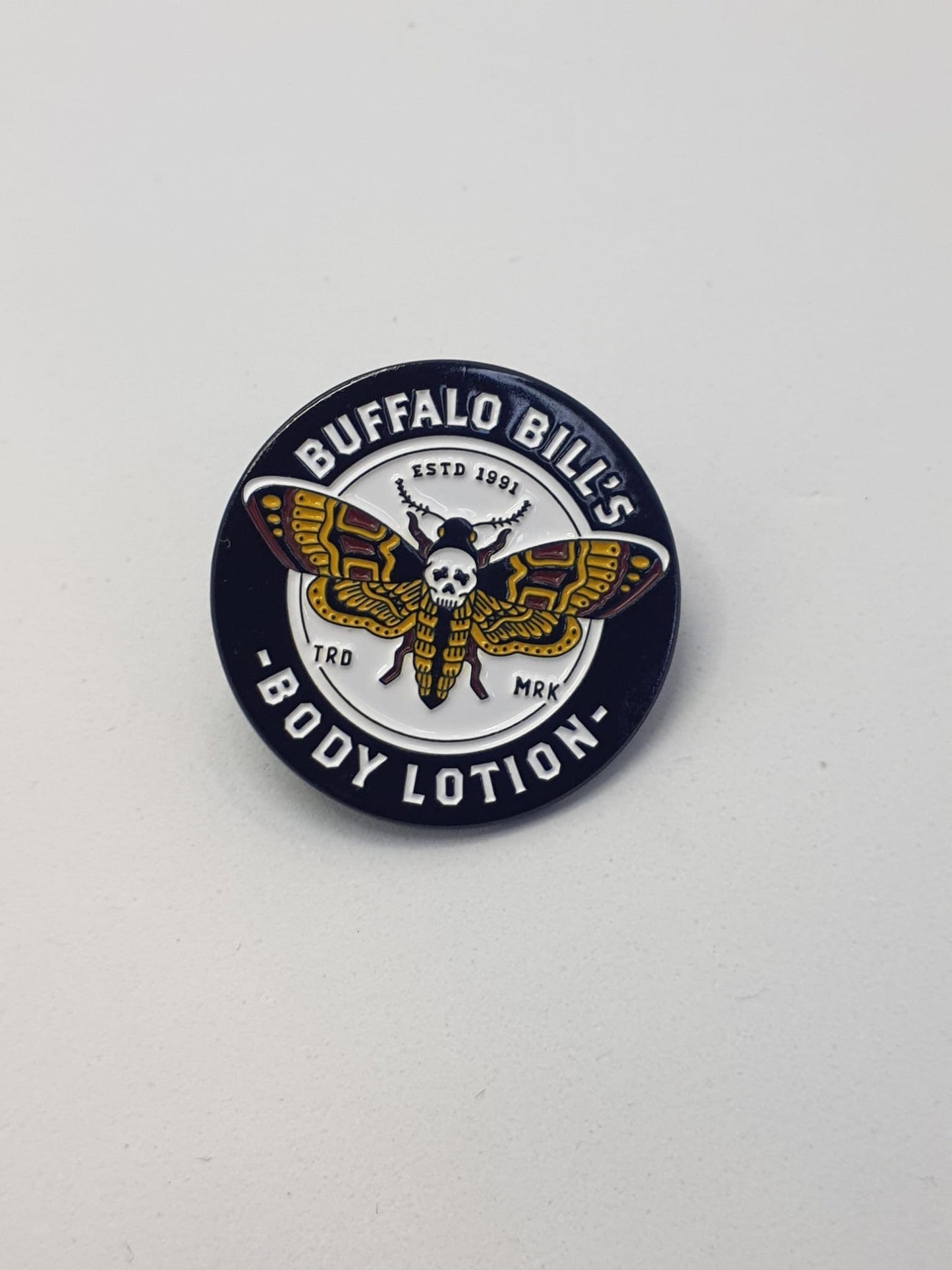 Pin Metálico – Buffalo Bill’s Body Lotion - Nómadasublime