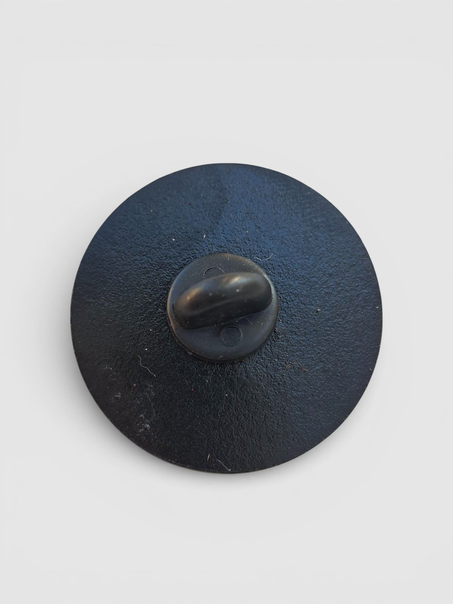 Trasera pin retro inspirado en Buffalo Bill’s Body Lotion ideal para chaquetas, mochilas y gorras.