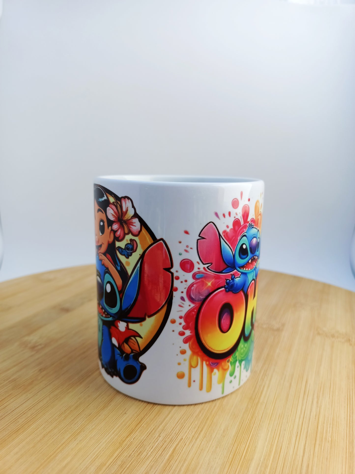 Taza 3D colorida de una criatura azul simpática, rodeada de detalles tropicales. Un regalo perfecto.