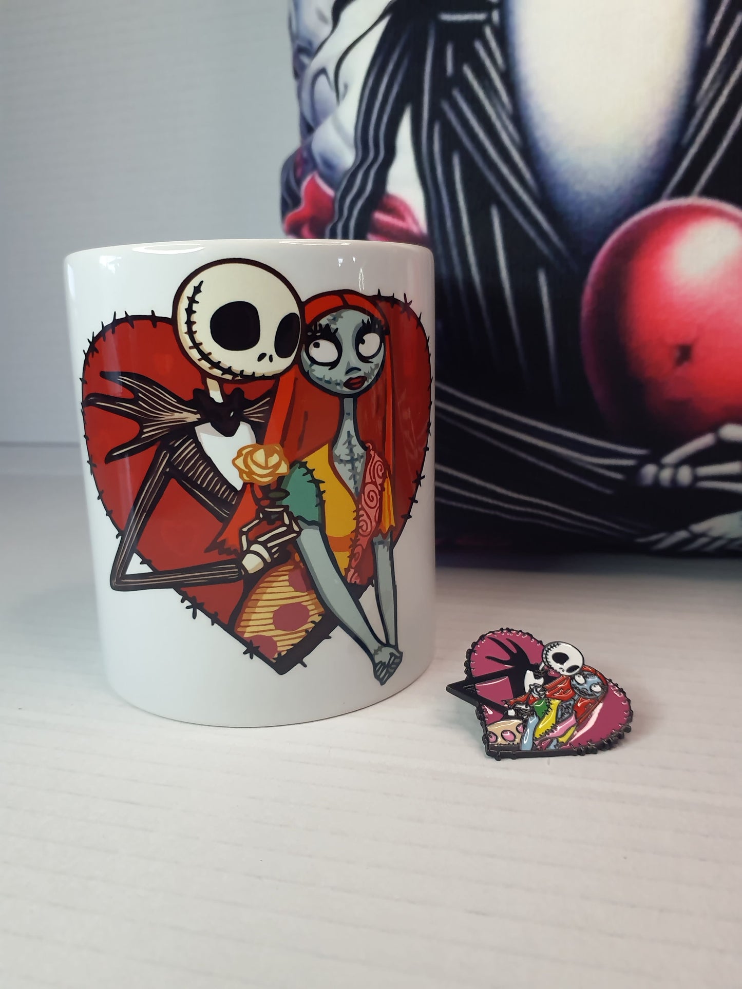 Vista taza y pin enamorados pesadilla en navidad con fondo de corazón.
