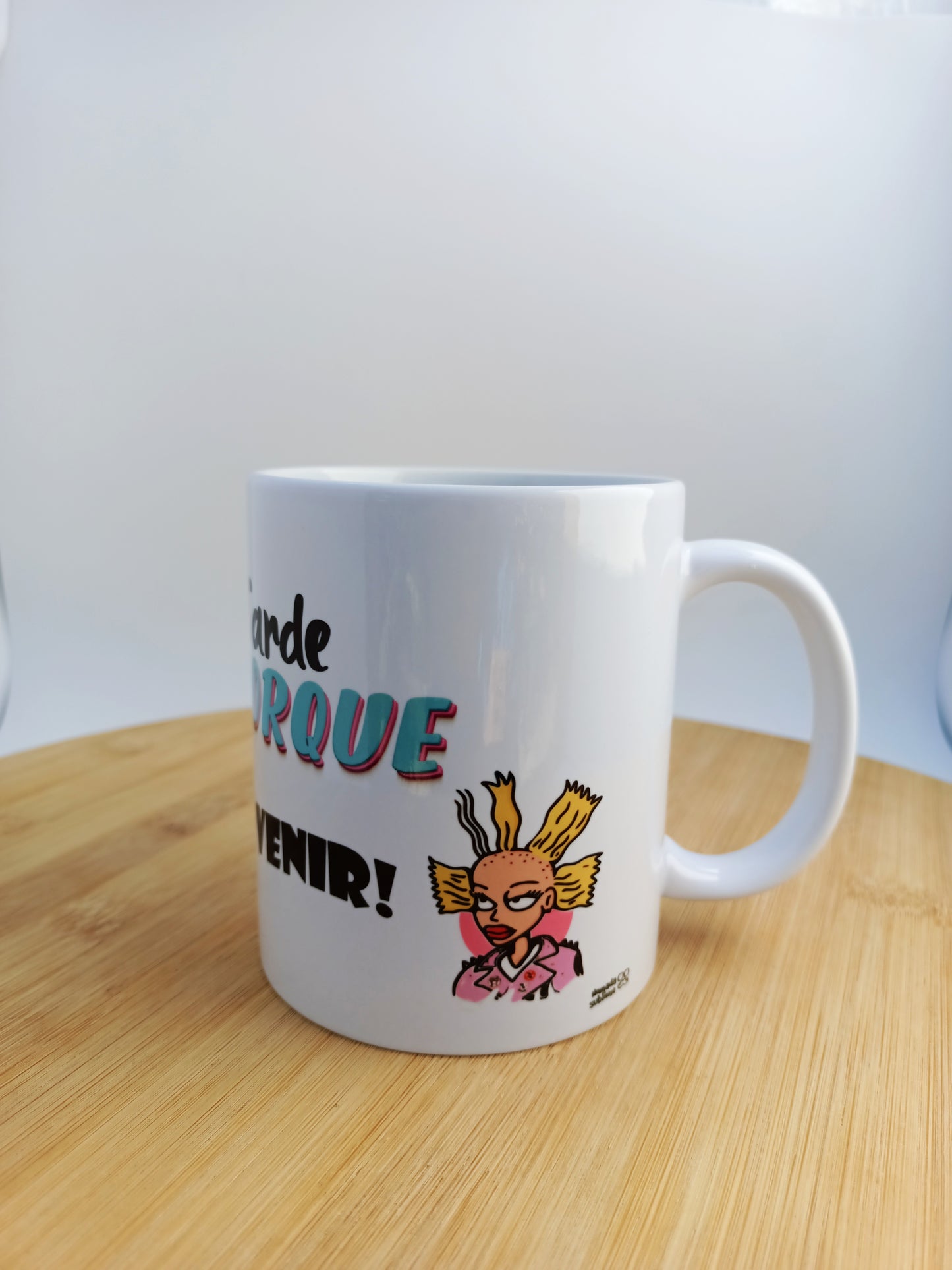 Taza de cerámica con ilustración Llegue tarde porque no quería venir.
Estilo cartoon, inspirada en caricaturas clásicas de los años 90.