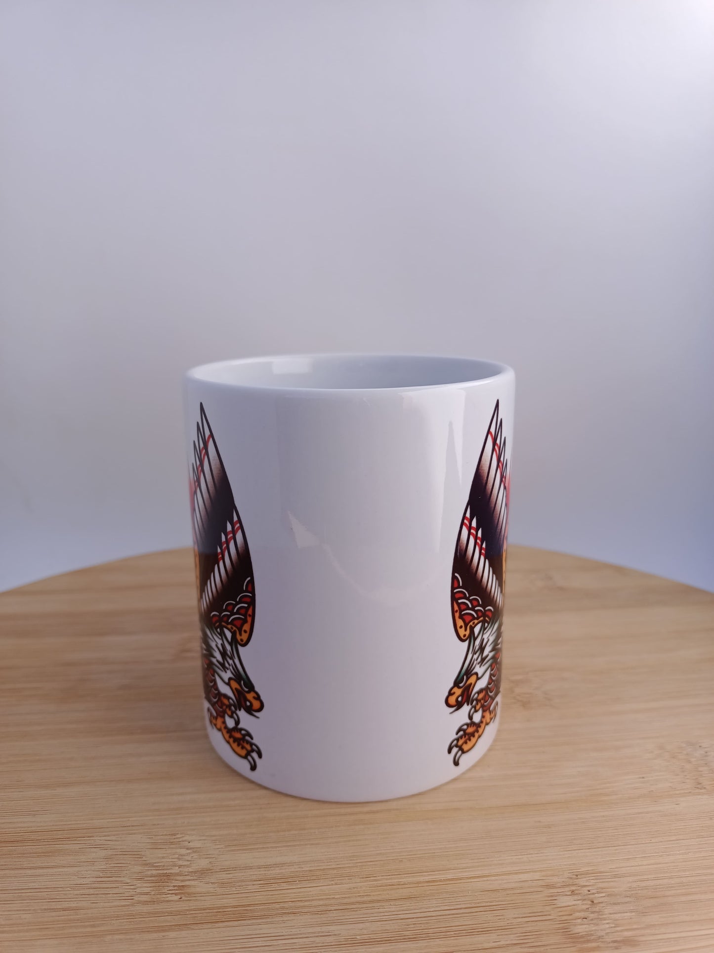 Taza personalizada con águila estilo old school, diseño de tatuaje retro perfecto para regalar.