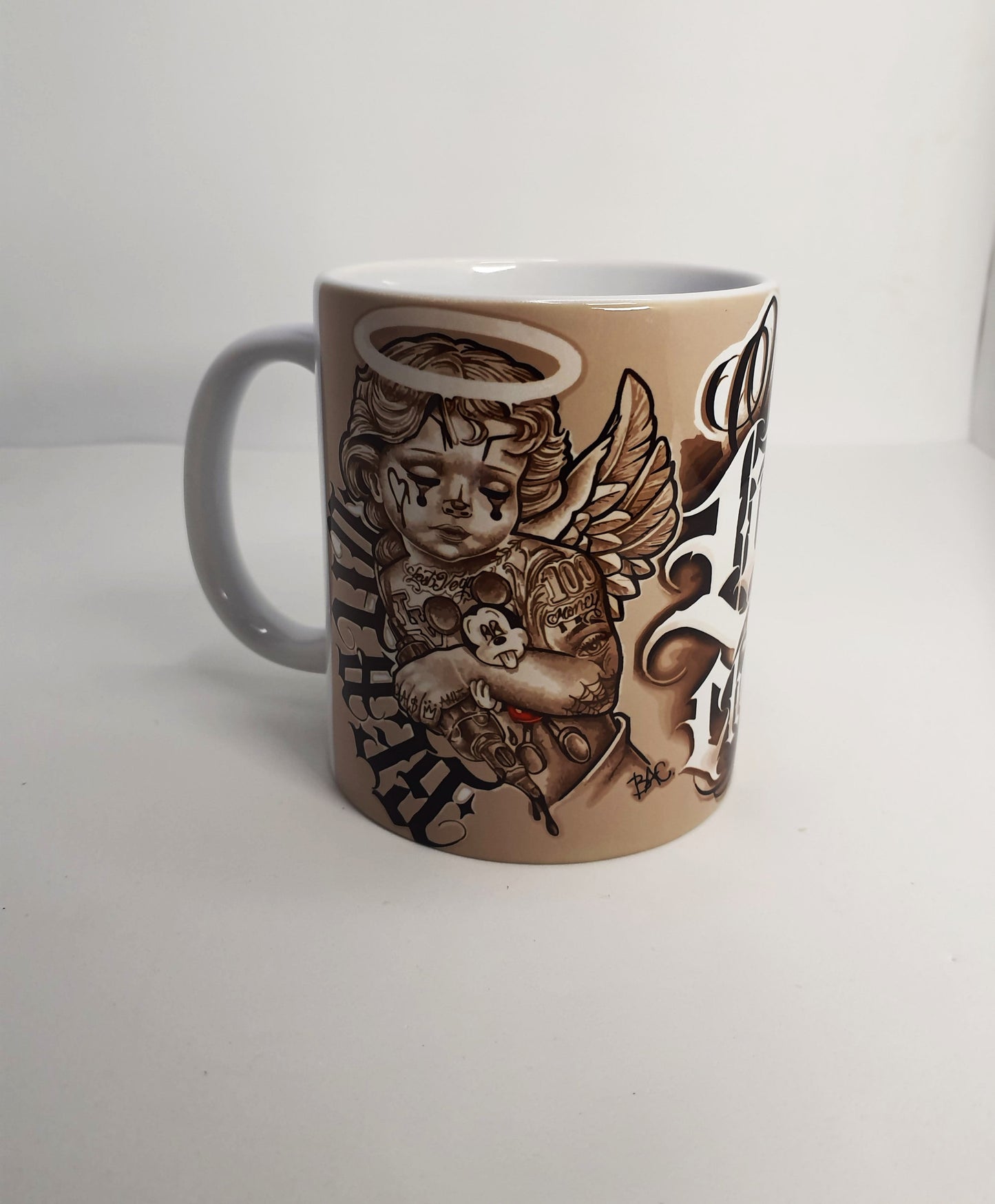 Taza con ilustración de angel chicano One life one chance, Lettering, peluche Micky.