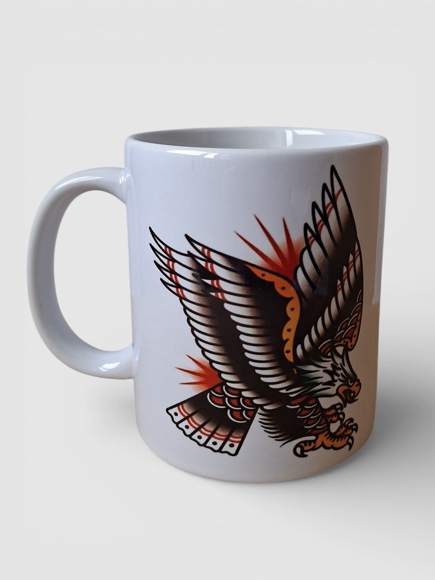 Taza tattoo con diseño de águila tradicional old school, ilustración clásica. Ideal como regalo.