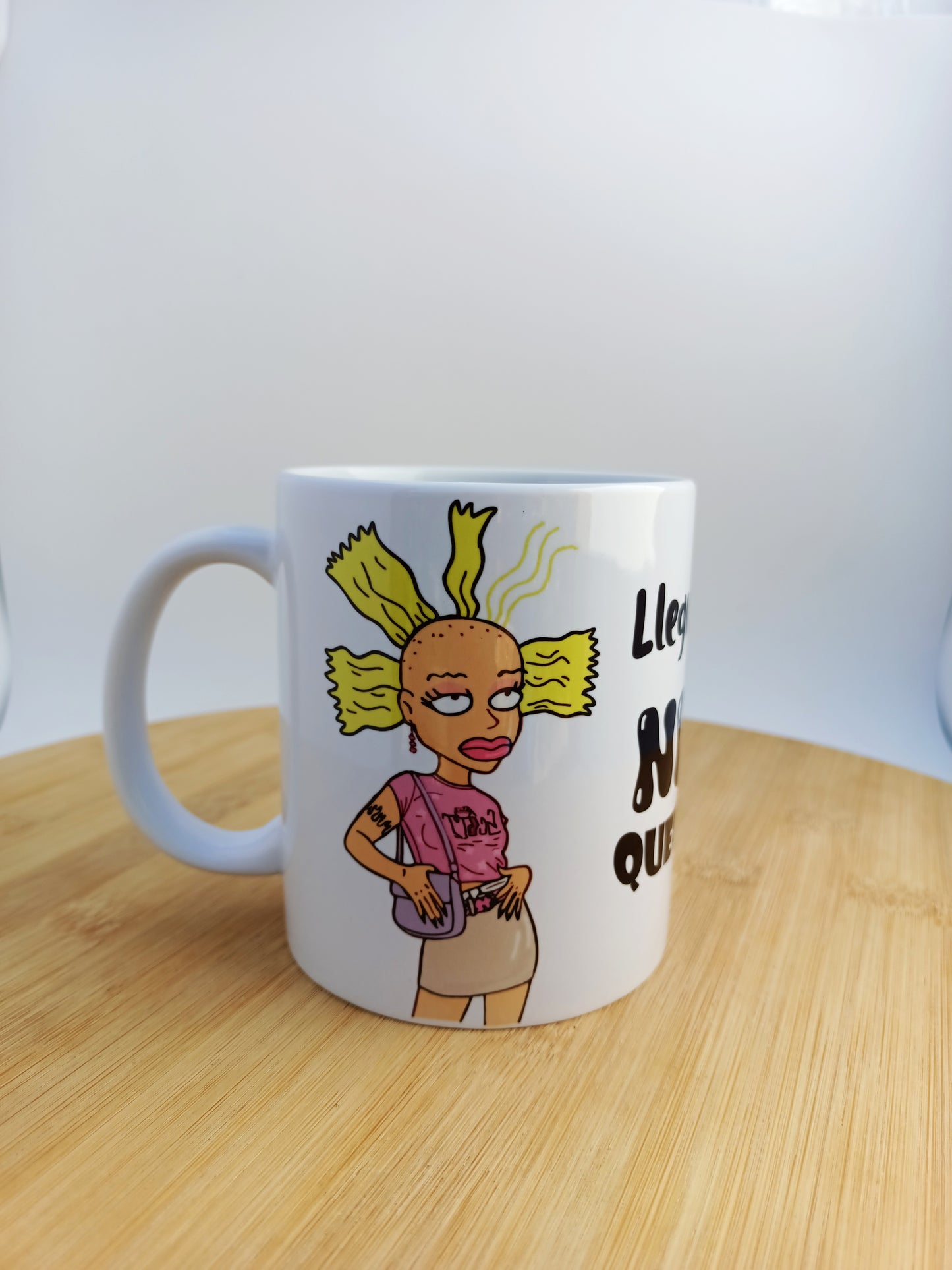 Taza con ilustración de Cynthia muñeca de Angelica con la frase "Llegue tarde porque no quería venir"
Estilo cartoon, inspirada en caricaturas clásicas de los años 90.