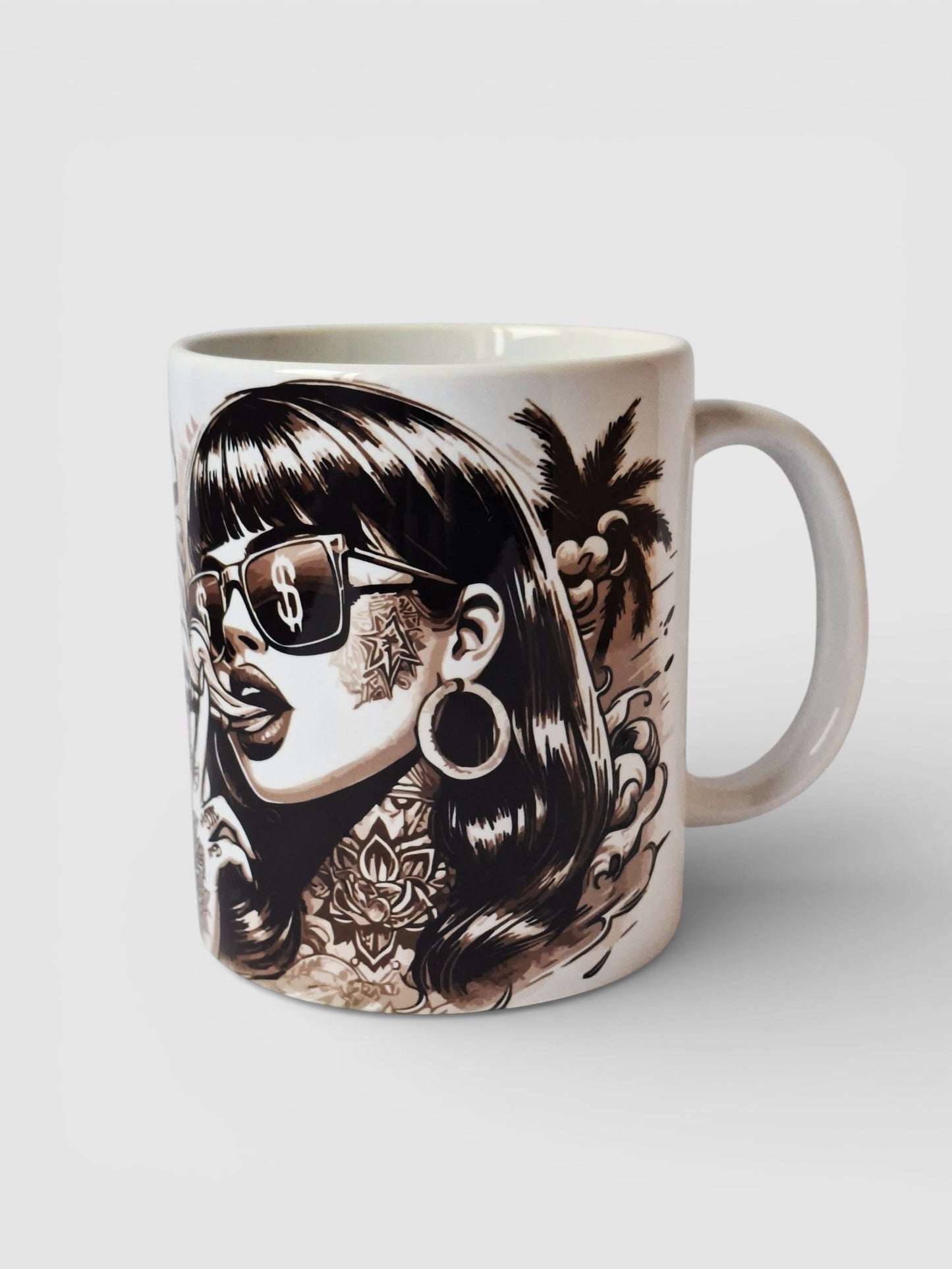 Taza con diseño callejero Buena Vida Mala Fama, diseño tatuaje clásico.