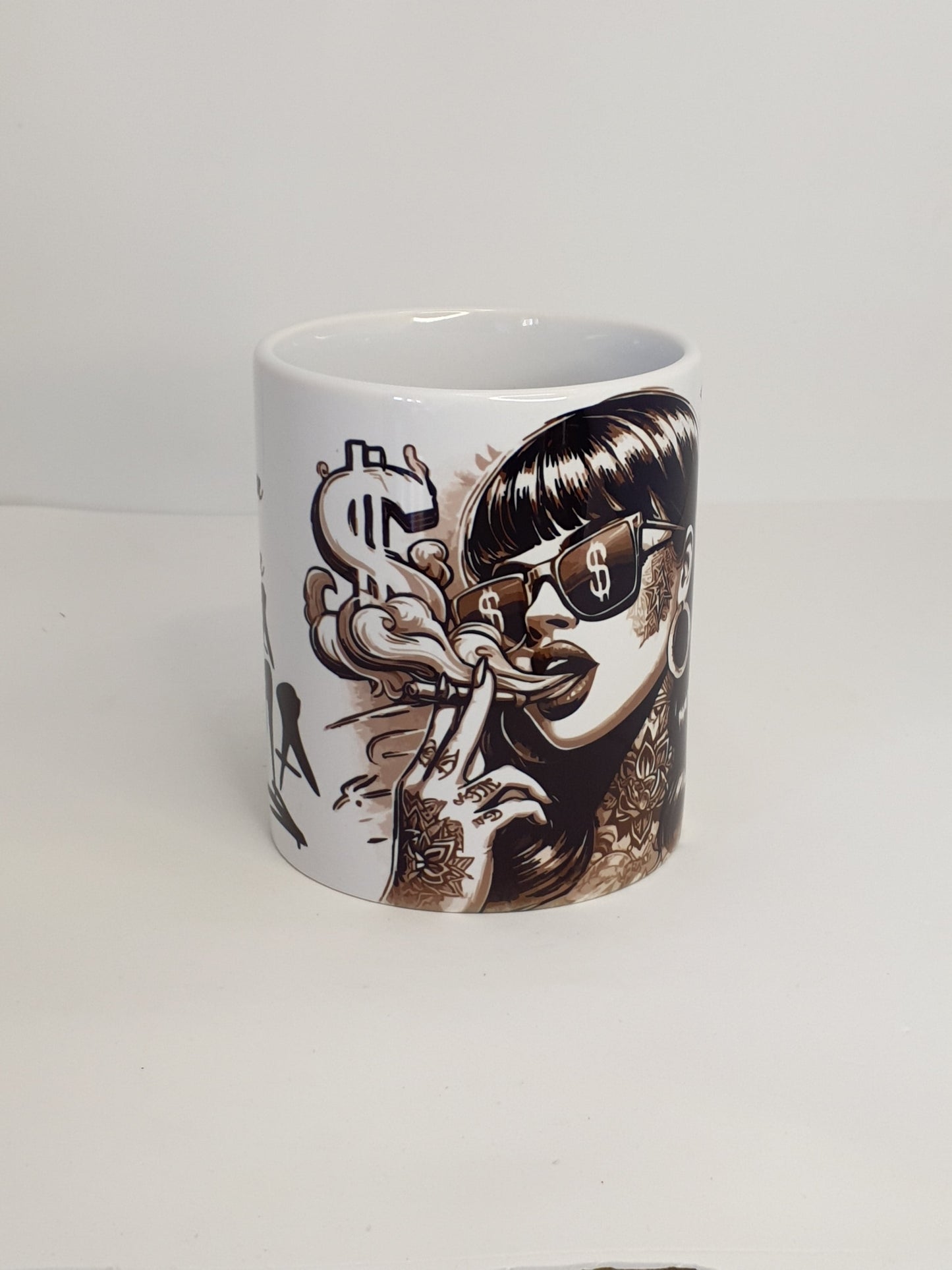 Taza Buena Vida Mala Fama, simbolo del dollar $- nomadasublime