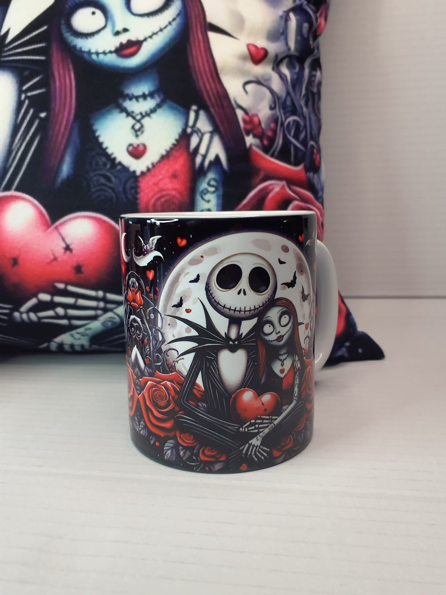 Taza con diseño oscuro a juego con el cojín, este pack es ideal para hacer un regalo original.