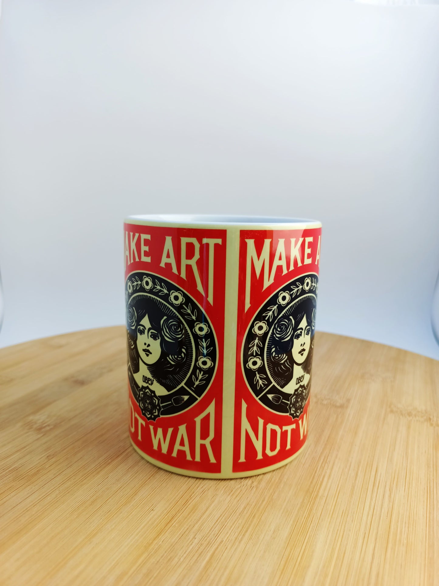 Taza de cerámica con diseño "Make Art Not War" estilo tattoo old school, fotografía de producto sobre fondo neutro.