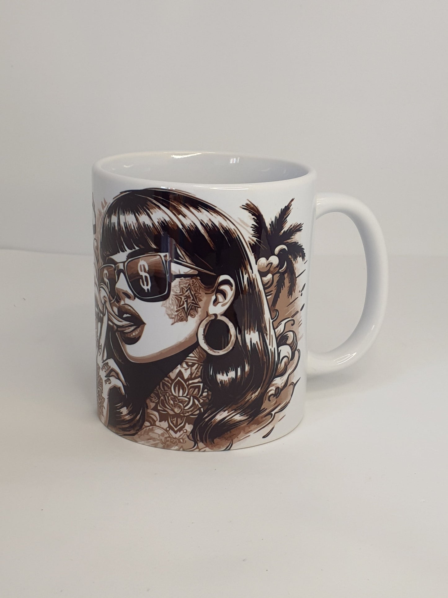 Taza con diseño callejero Buena Vida Mala Fama - nomadasublime