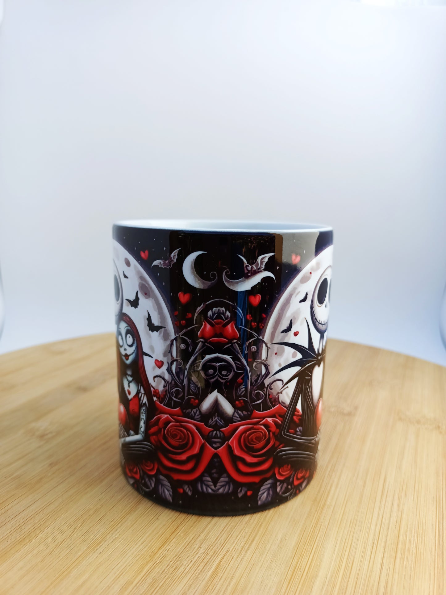 Taza de amor alternativo en estilo gótico-navideño, rosas y esqueletos de tim burton