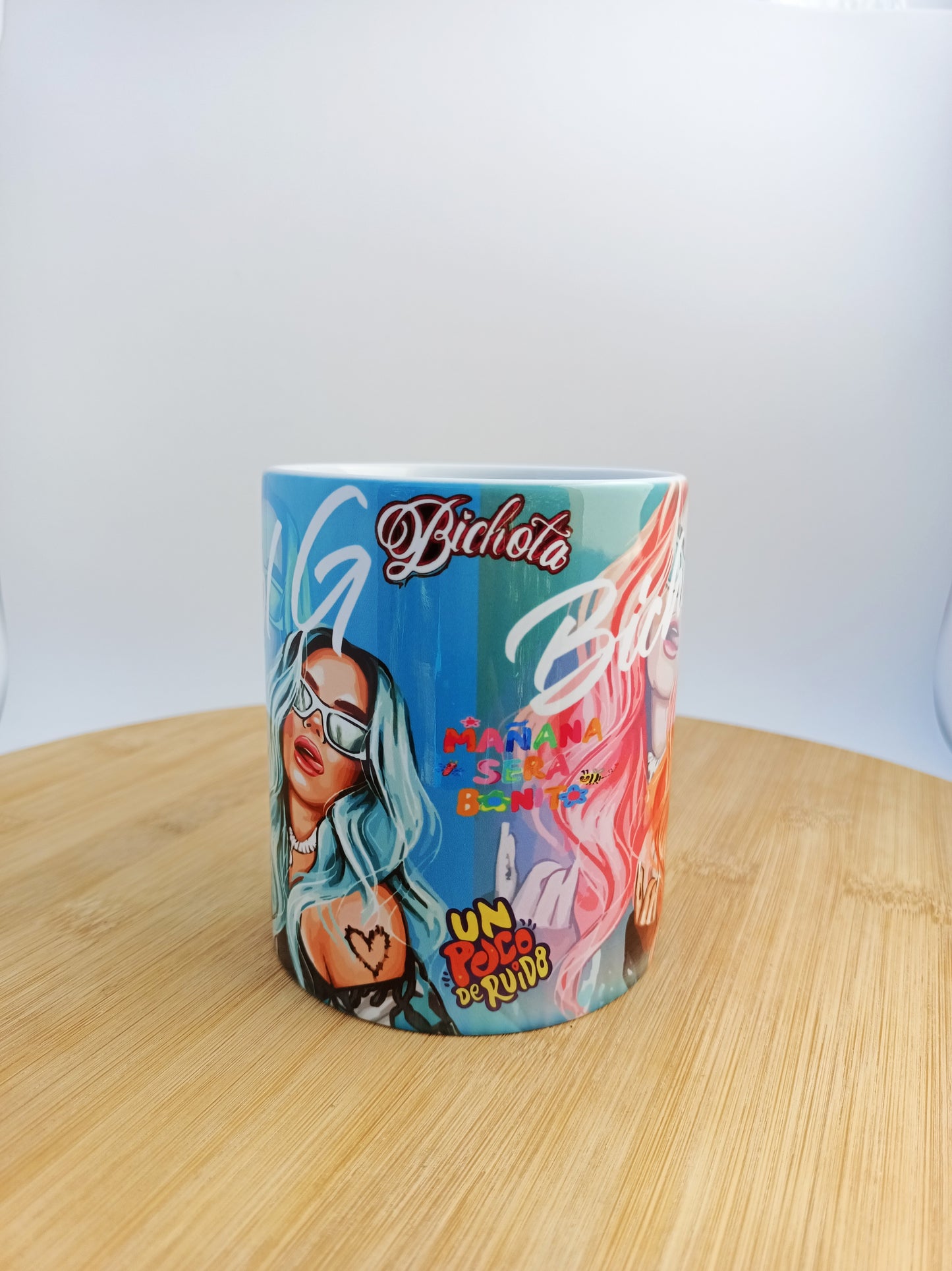 Taza divertida para fans de artistas de reggaetón y pop urbano, con colores llamativos y diseño original