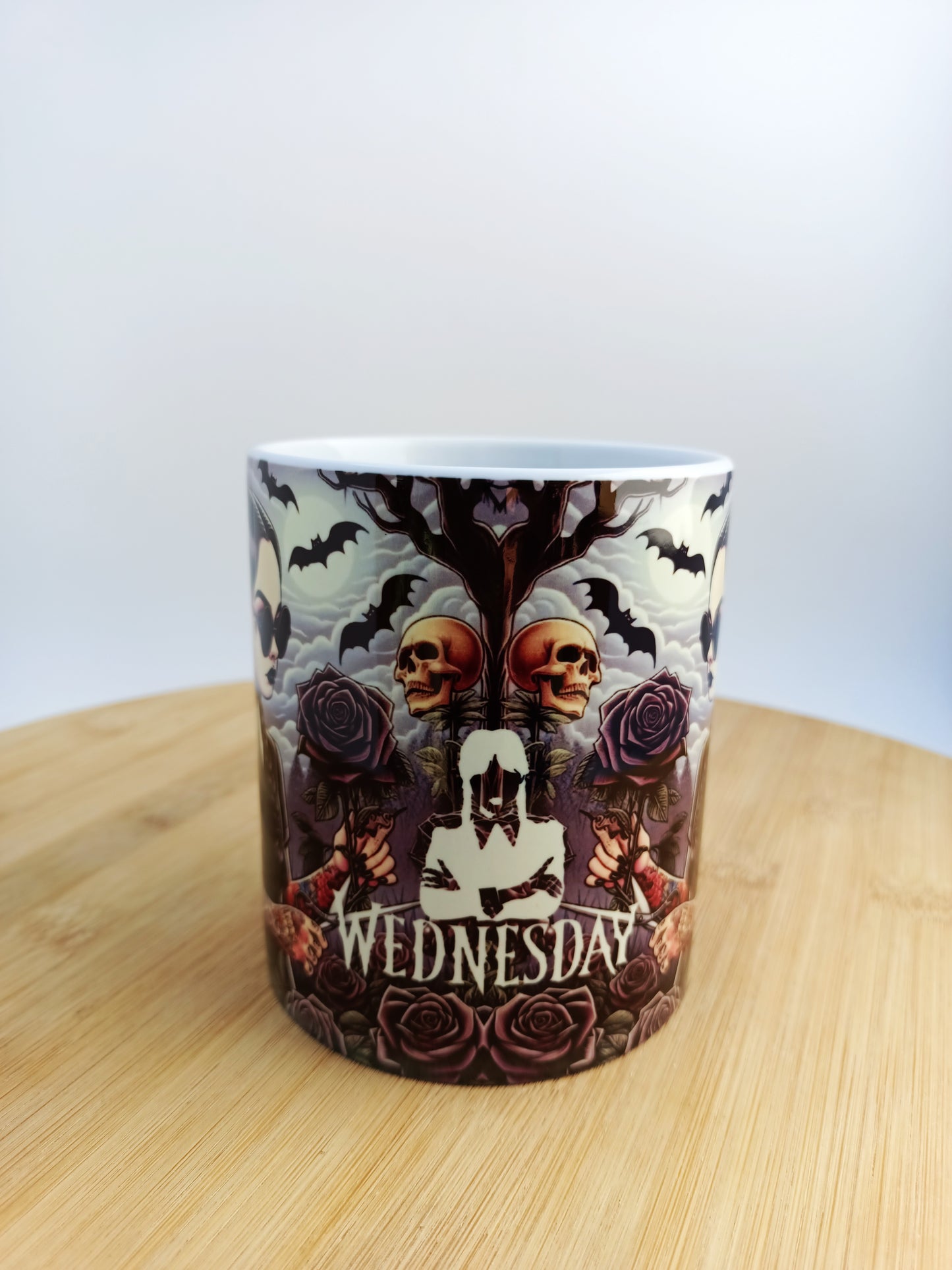 Taza inspirada en el personaje icónico Miércoles, perfecta para regalar o coleccionar.