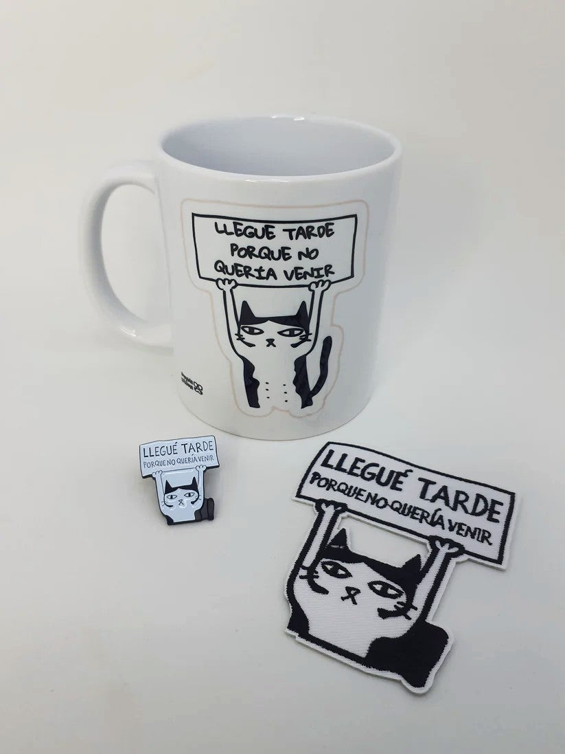 Pack con frases como llegue tarde porque no quería venir y primero mi café, luego mi trabajo. Pack taza + pin + parche.