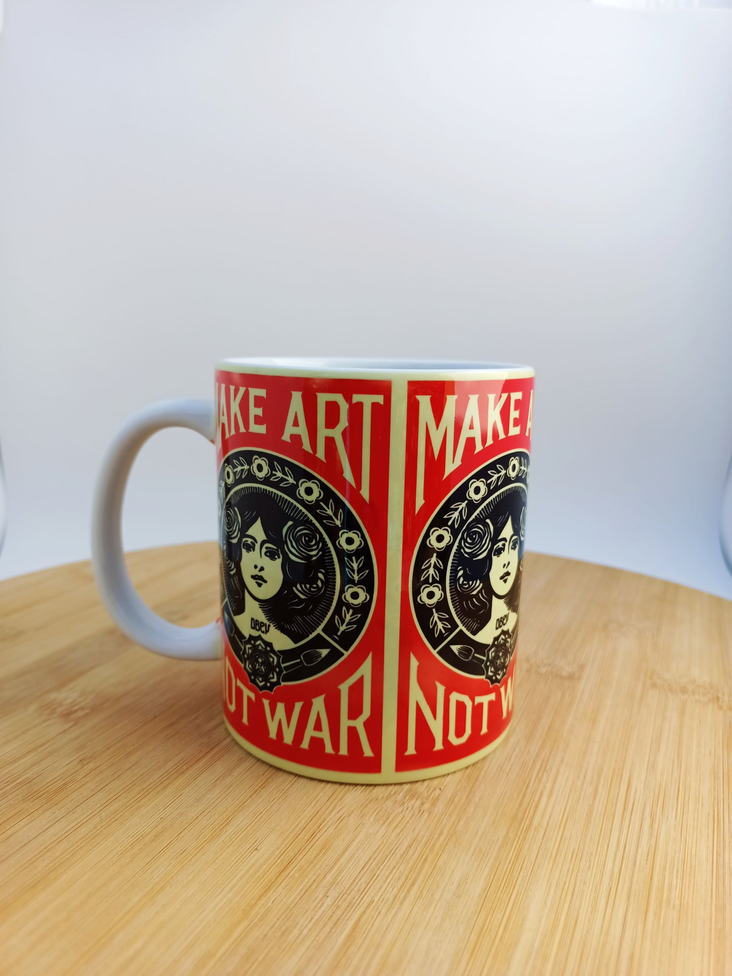 Detalle del diseño Make Art Not War con tipografía vintage y colores clásicos del tattoo old school, impreso en taza de cerámica