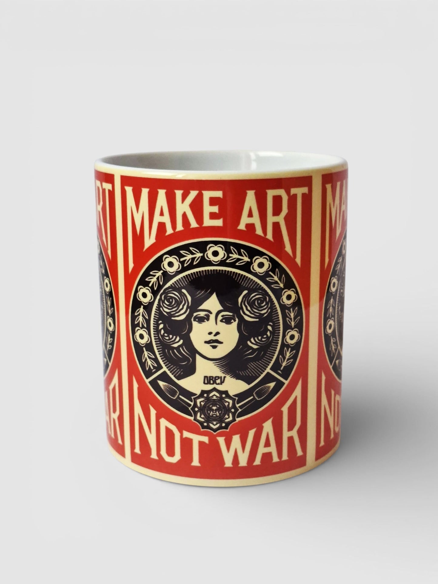 Detalle del diseño Make Art Not War con tipografía vintage y colores clásicos del tattoo old school, impreso en taza de cerámica