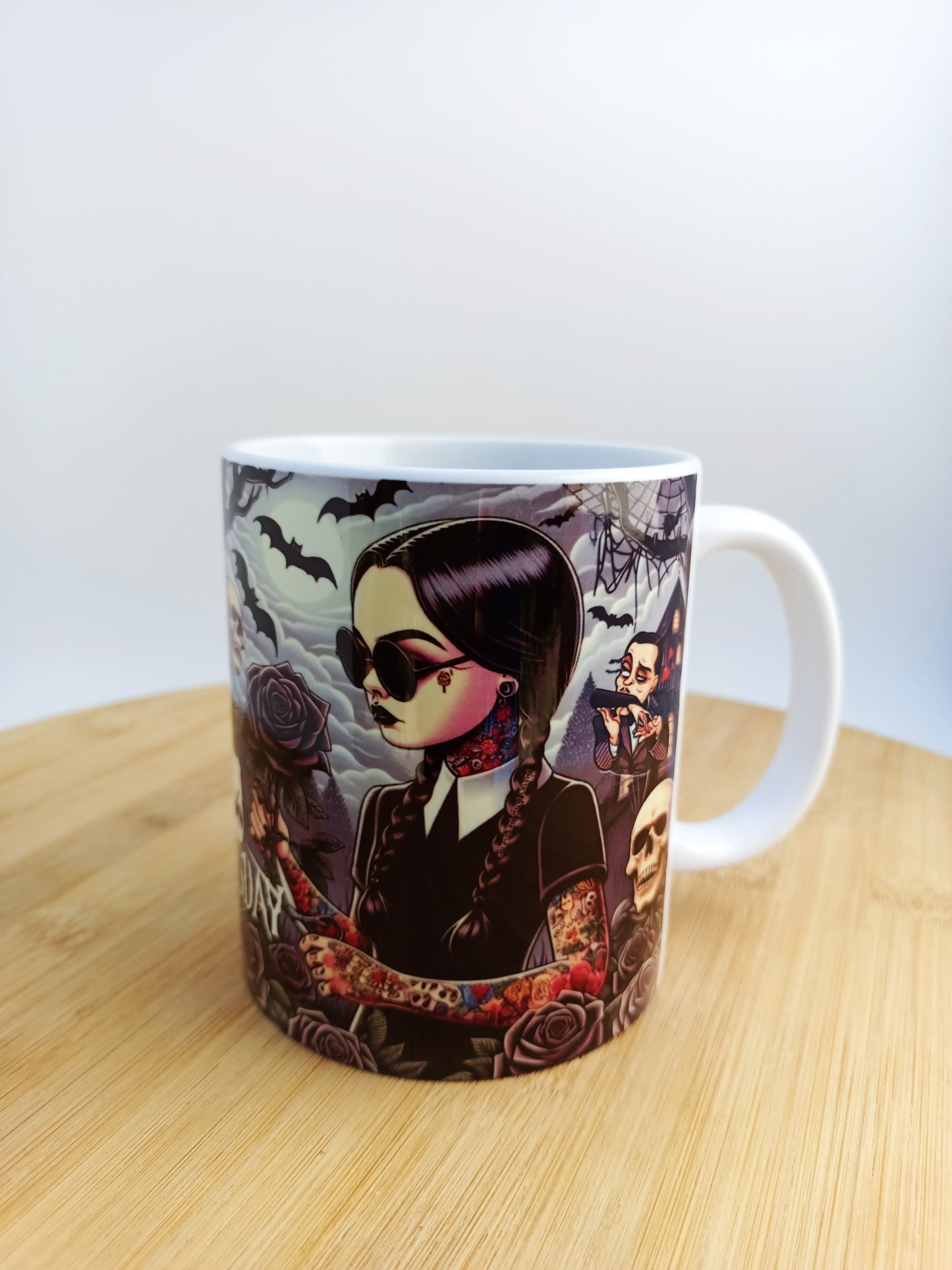 Taza estilo Miércoles con diseño gótico y divertido, personalizable y de alta calidad - Nómada sublime