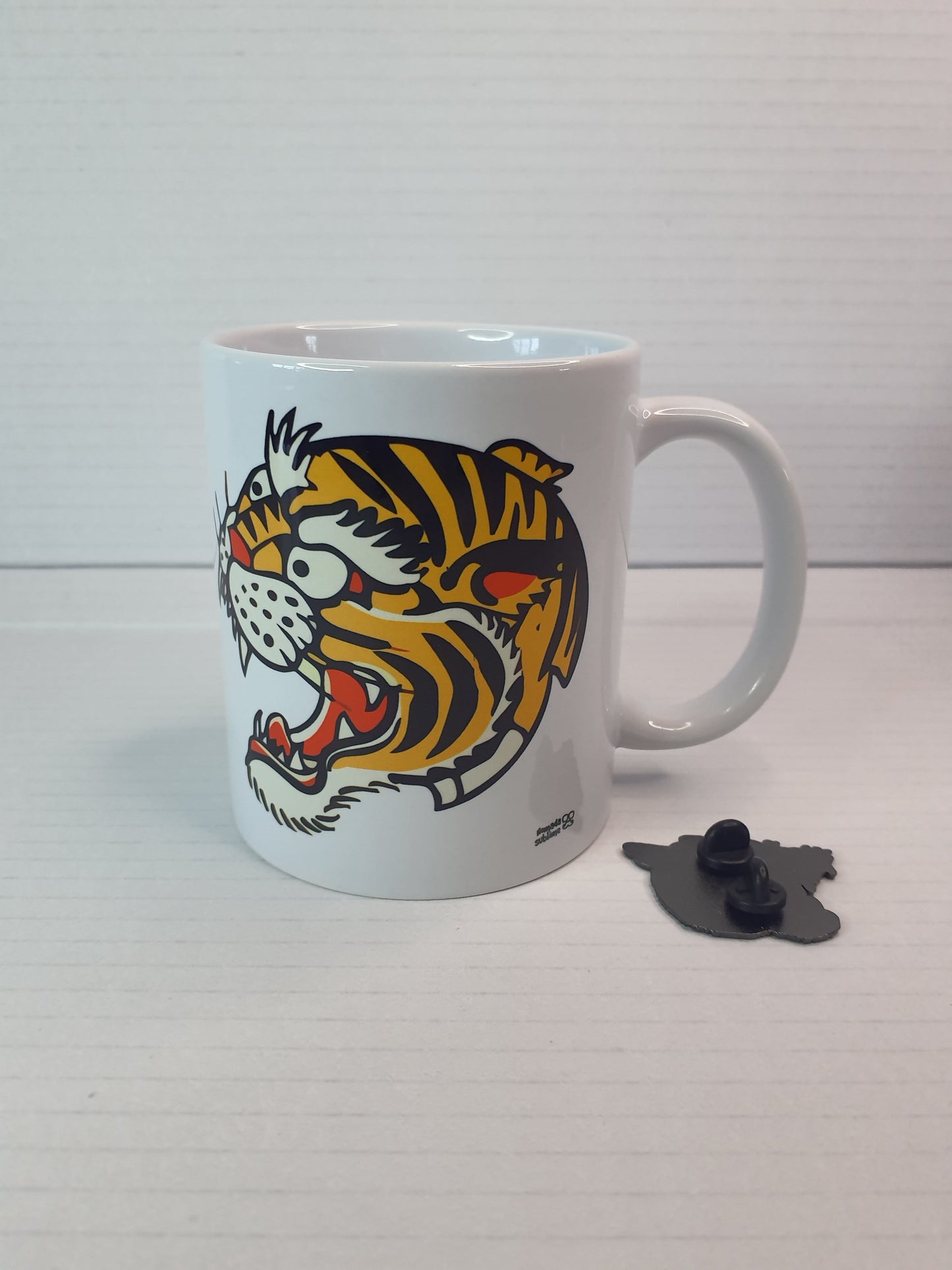Parte de atrás de pin metálico y lateral taza, diseños old school.