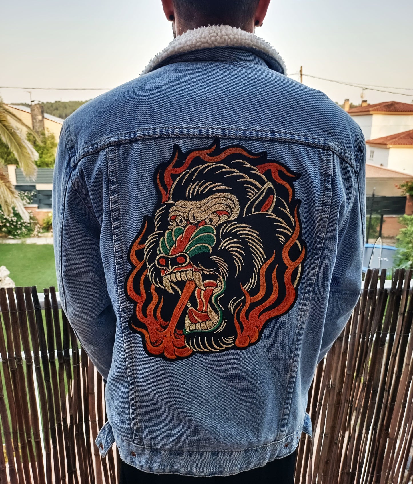 Chaqueta con parche XXL Old School Cabeza de Mono con llamas parche aplicado en la espalda.